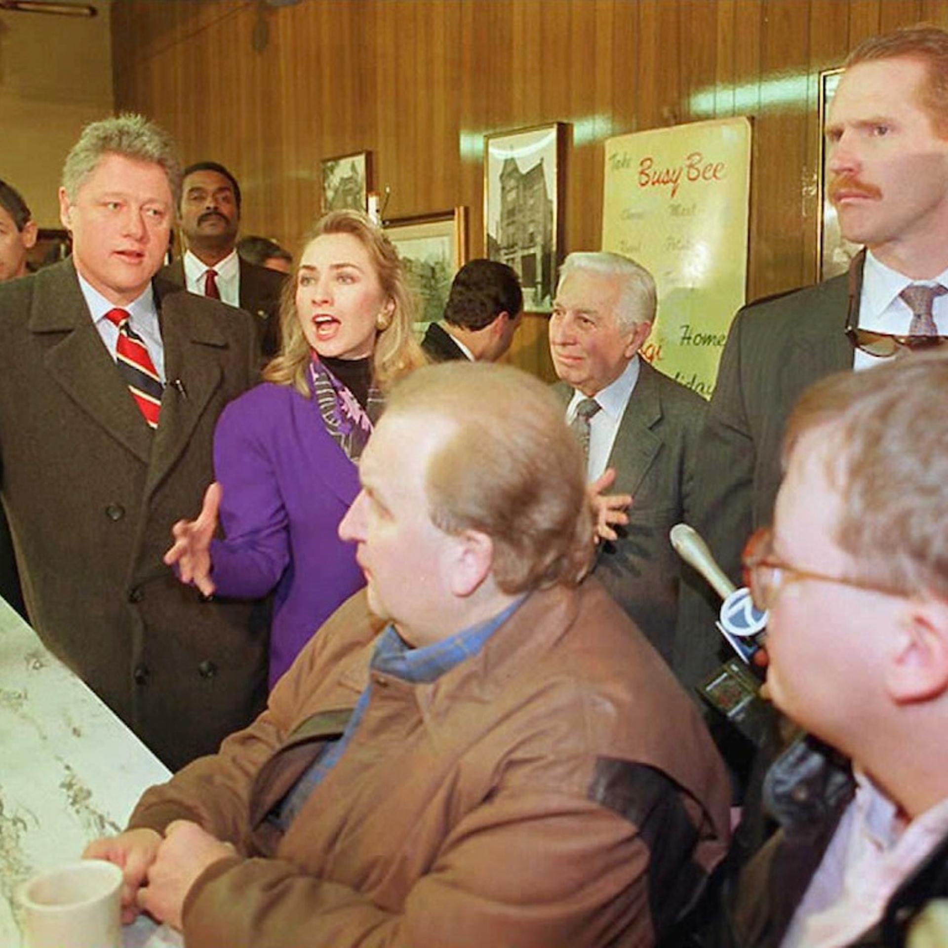 Democratic presidential candidate Bill Clinton (L)