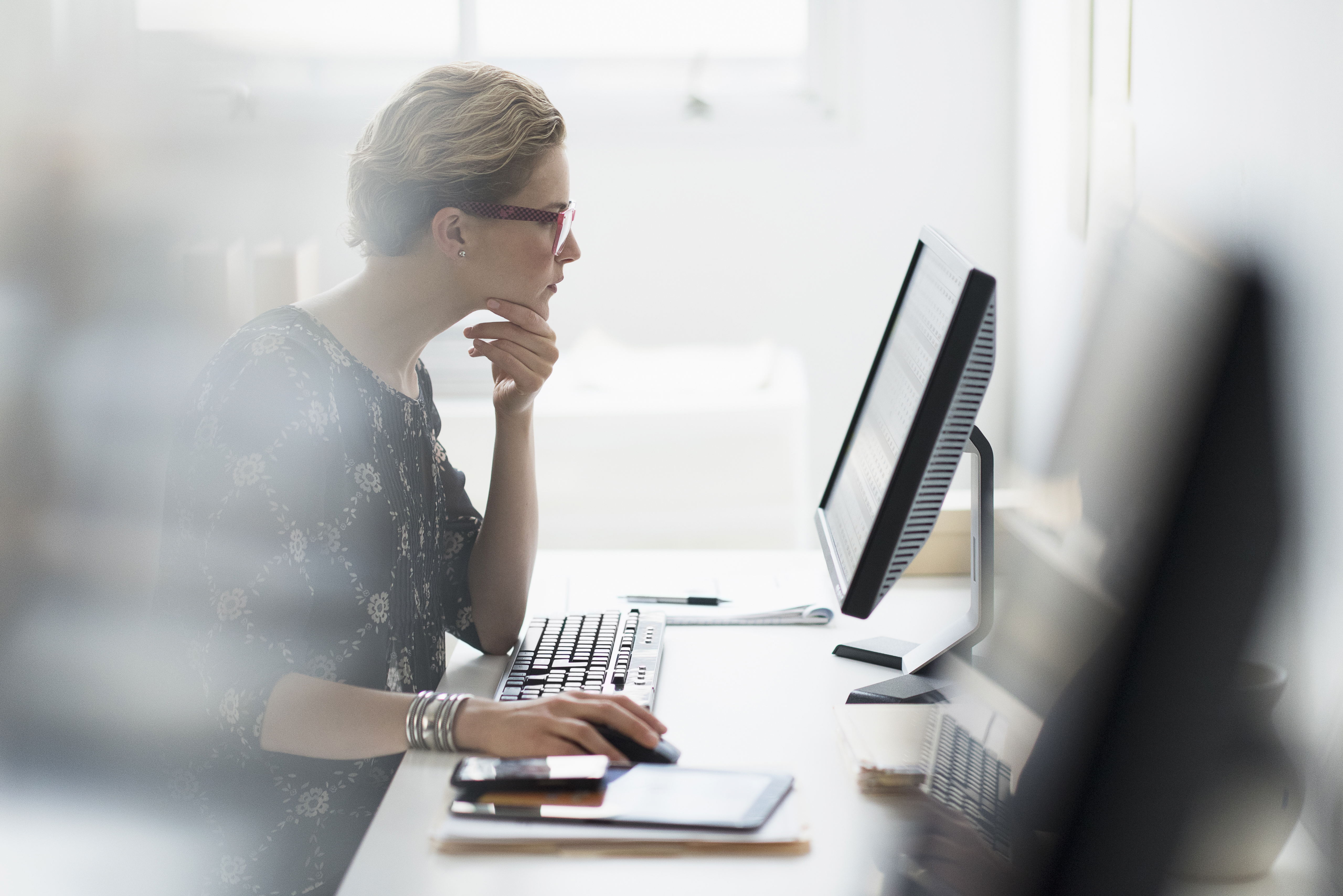 young-woman-office-computer-working