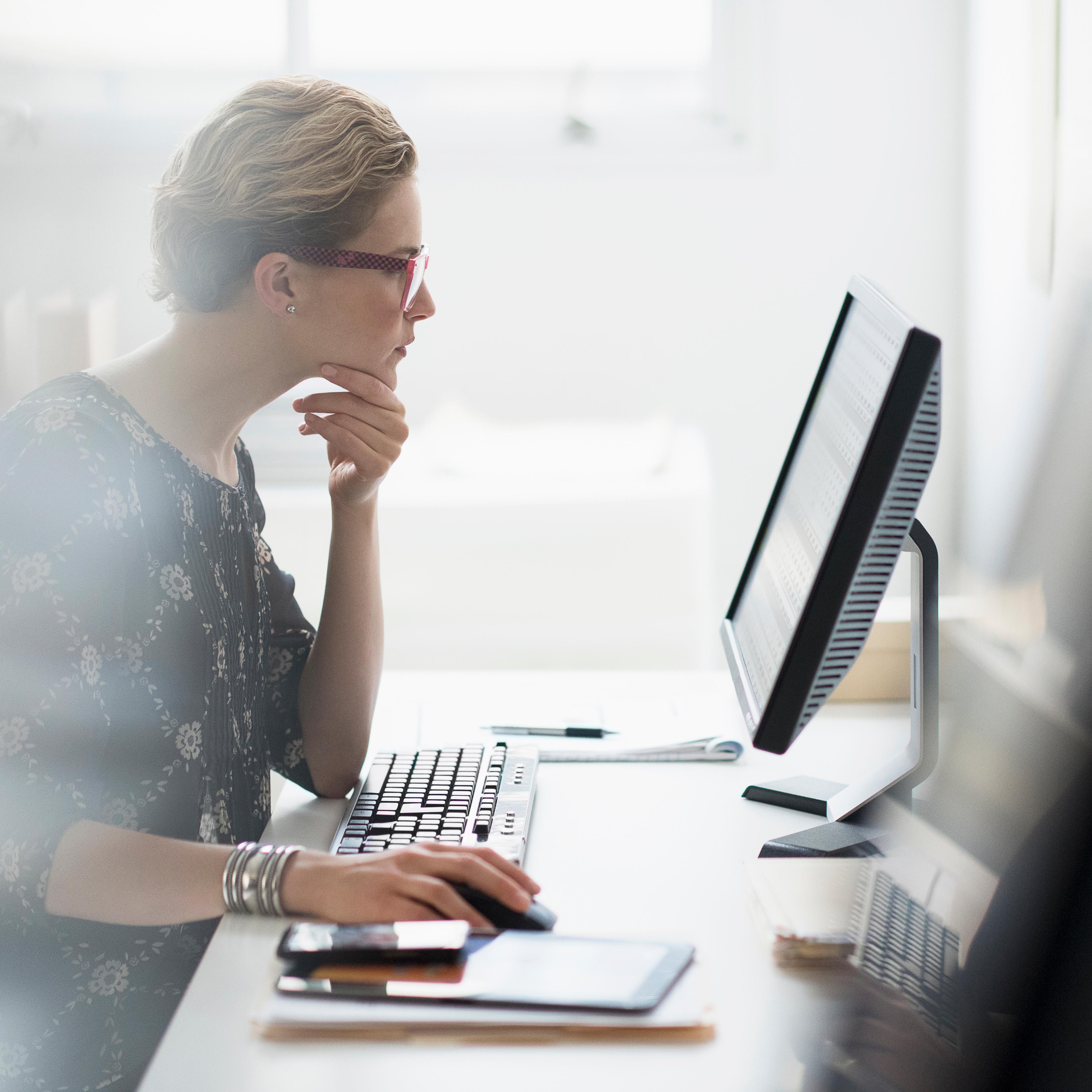 young-woman-office-computer-working