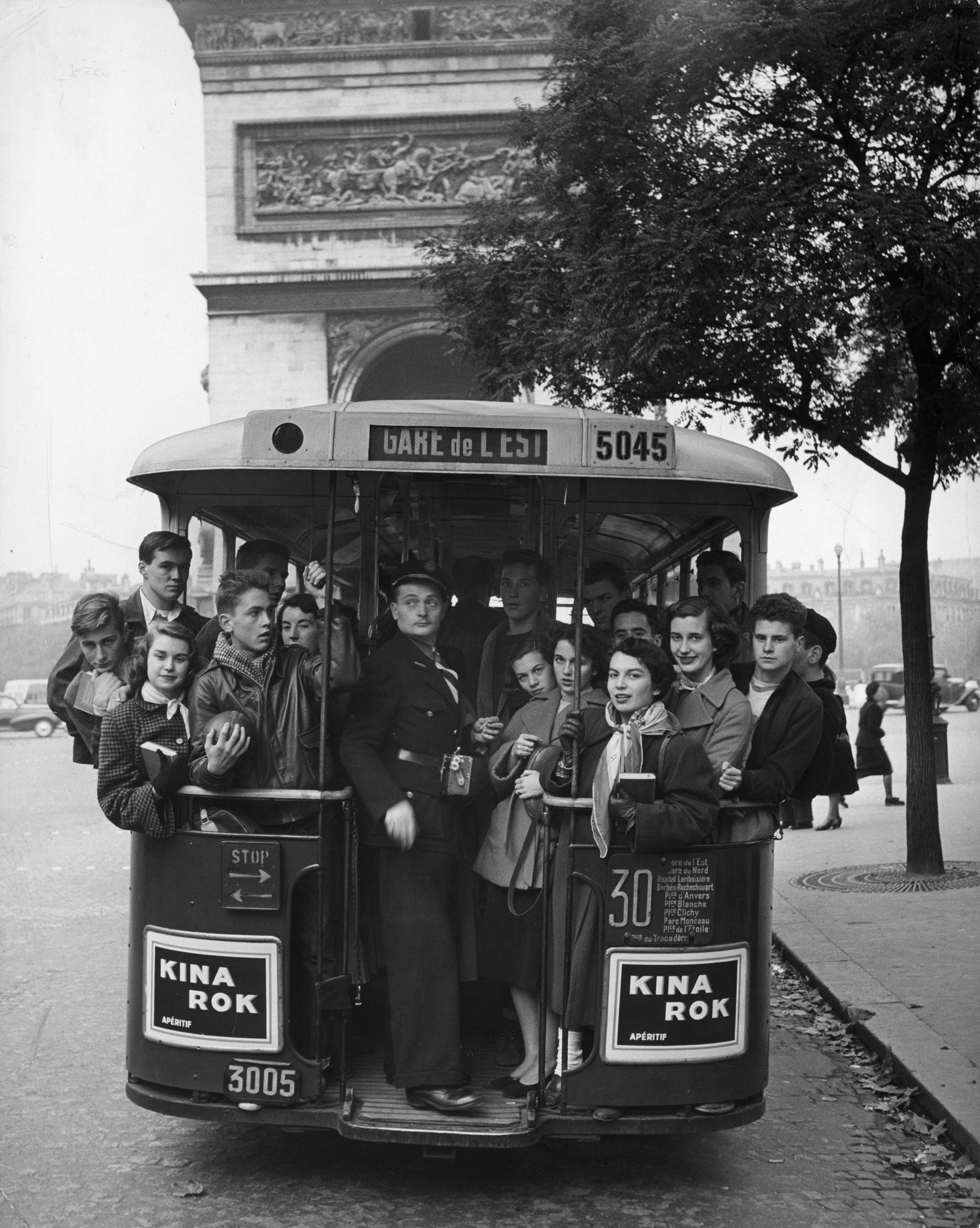 American teens in Paris 1952