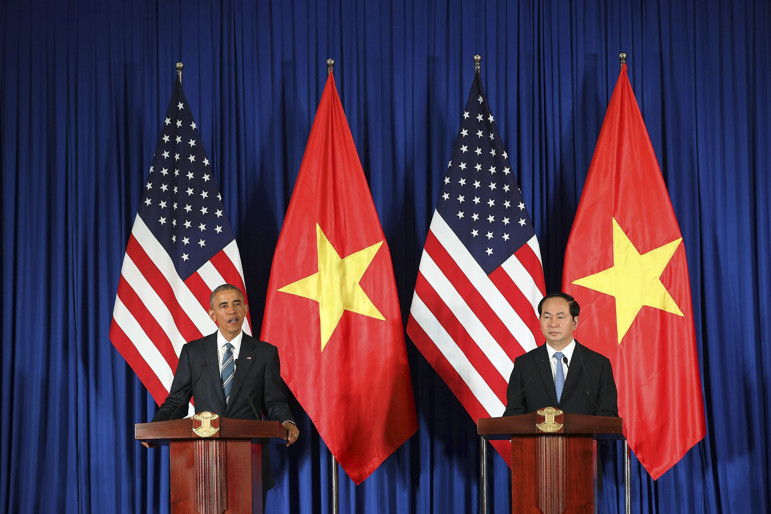 President Barack Obama and Vietnamese President Tran Dai Quang speak during a joint news conference at the International Convention Center in Hanoi, May 23, 2016.