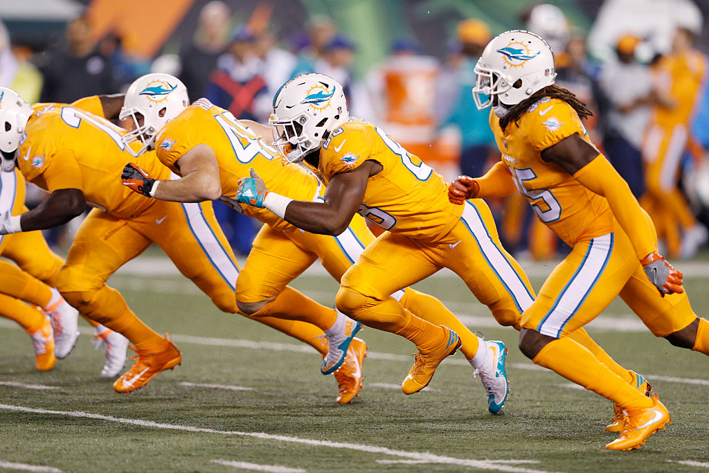 Miami Dolphins players take off from the line of scrimmage against the Cincinnati Bengals during the game at Paul Brown Stadium on September 29, 2016 in Cincinnati, Ohio.