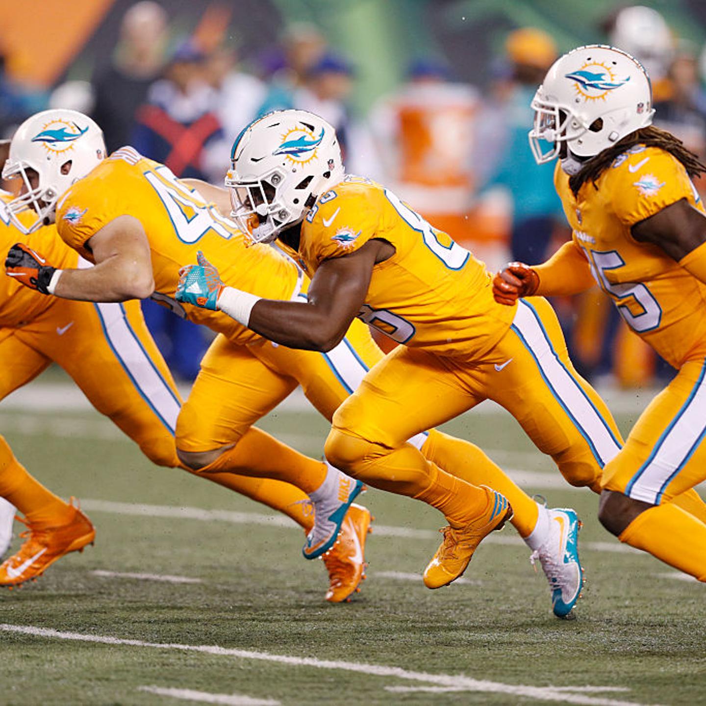 Miami Dolphins players take off from the line of scrimmage against the Cincinnati Bengals during the game at Paul Brown Stadium on September 29, 2016 in Cincinnati, Ohio.