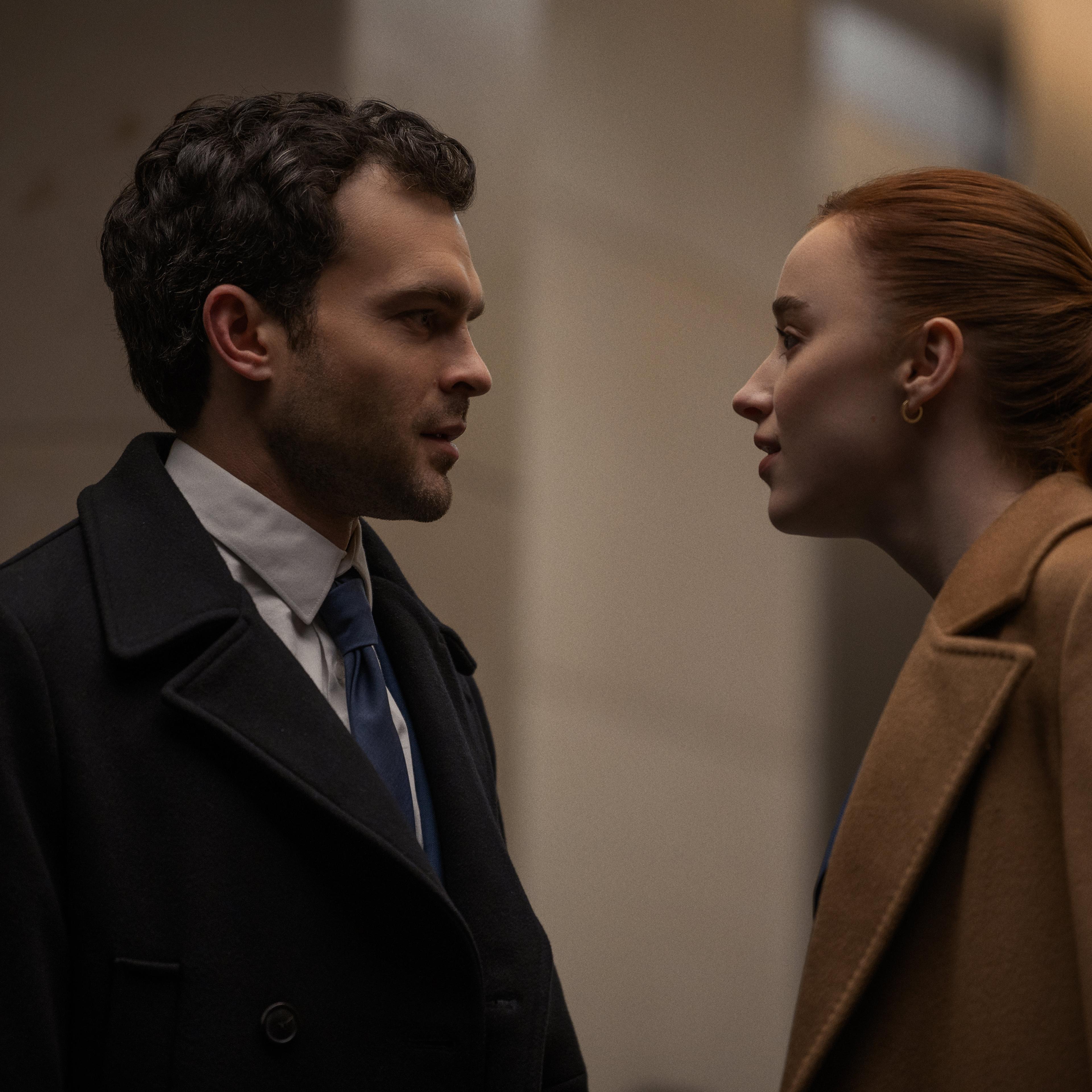 Fair Play. (L to R) Alden Ehrenreich as Luke and Phoebe Dynevor as Emily in Fair Play. Cr. Sergej Radovic / Courtesy of Netflix