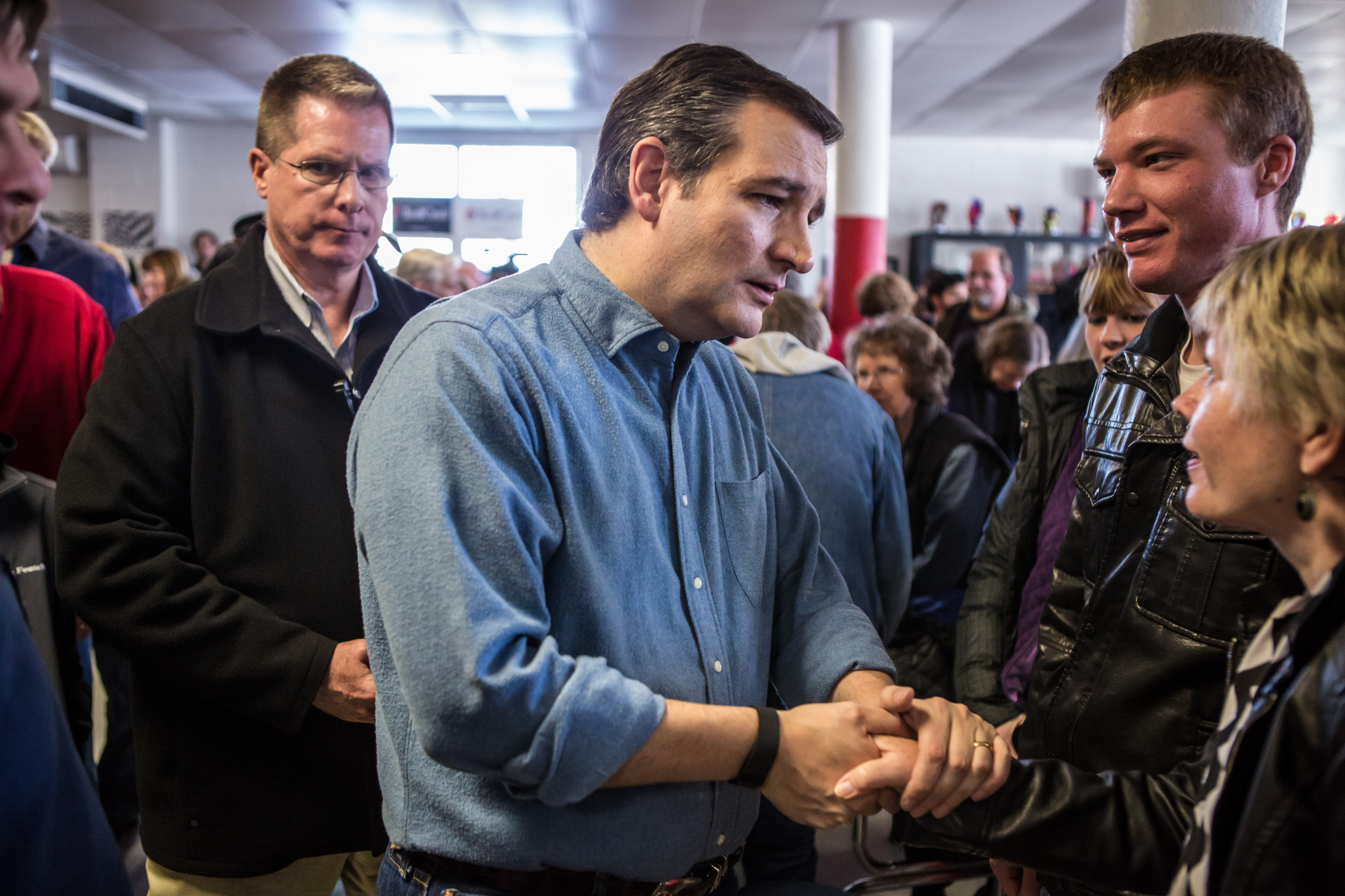 HUBBARD, IA - JANUARY 30: Republican presidential candidate Sen. Ted Cruz (R-TX) (C) greets audience members after speaking at a campaign event at South Hardin Middle School on January 30, 2016 in Hubbard, Iowa. The Democratic and Republican Iowa Caucuse