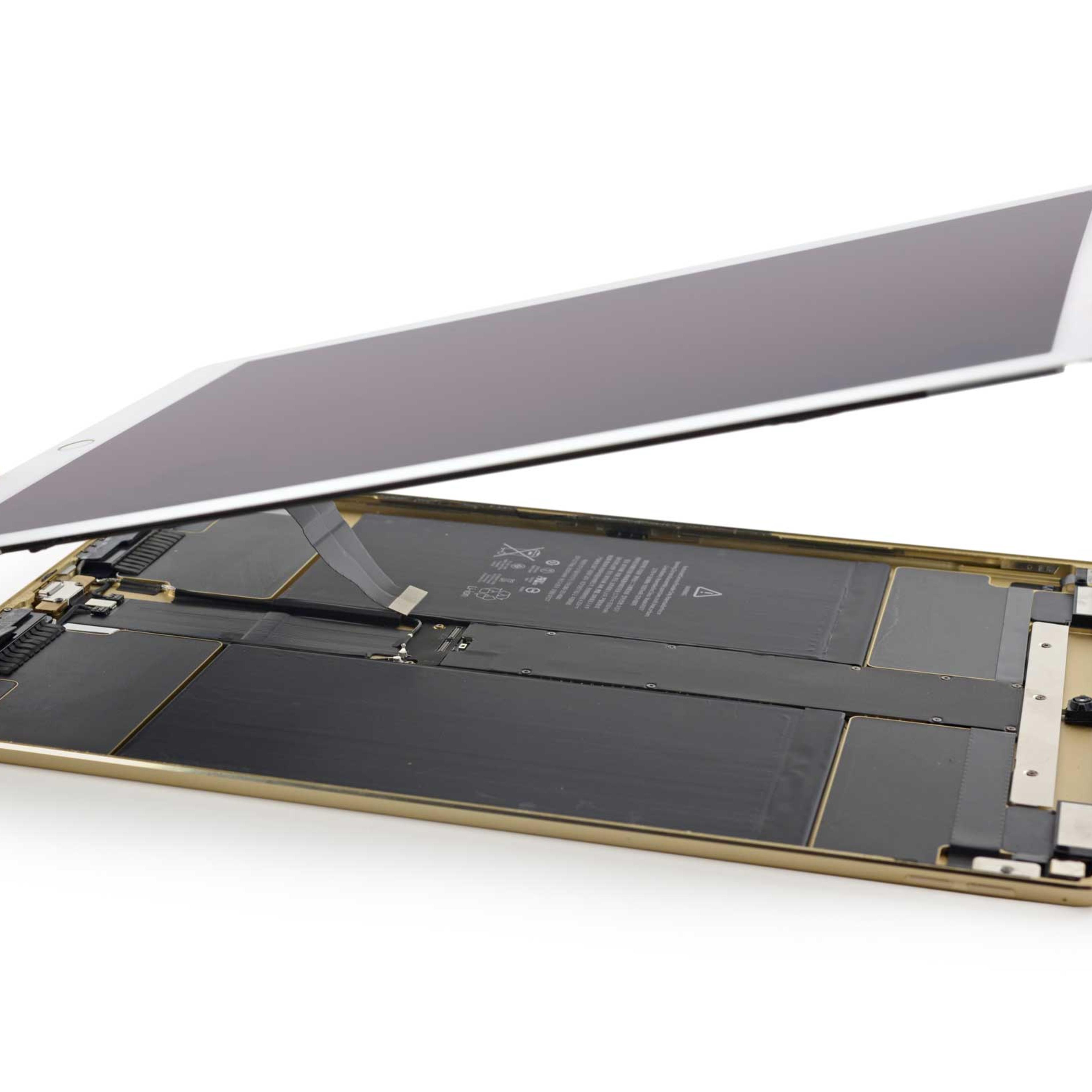 Now let's take a look under the iPad Pro's hood. The tablet's display cables connect in the middle of the device, unlike those of the iPad Air 2 which were located near the lower edge.