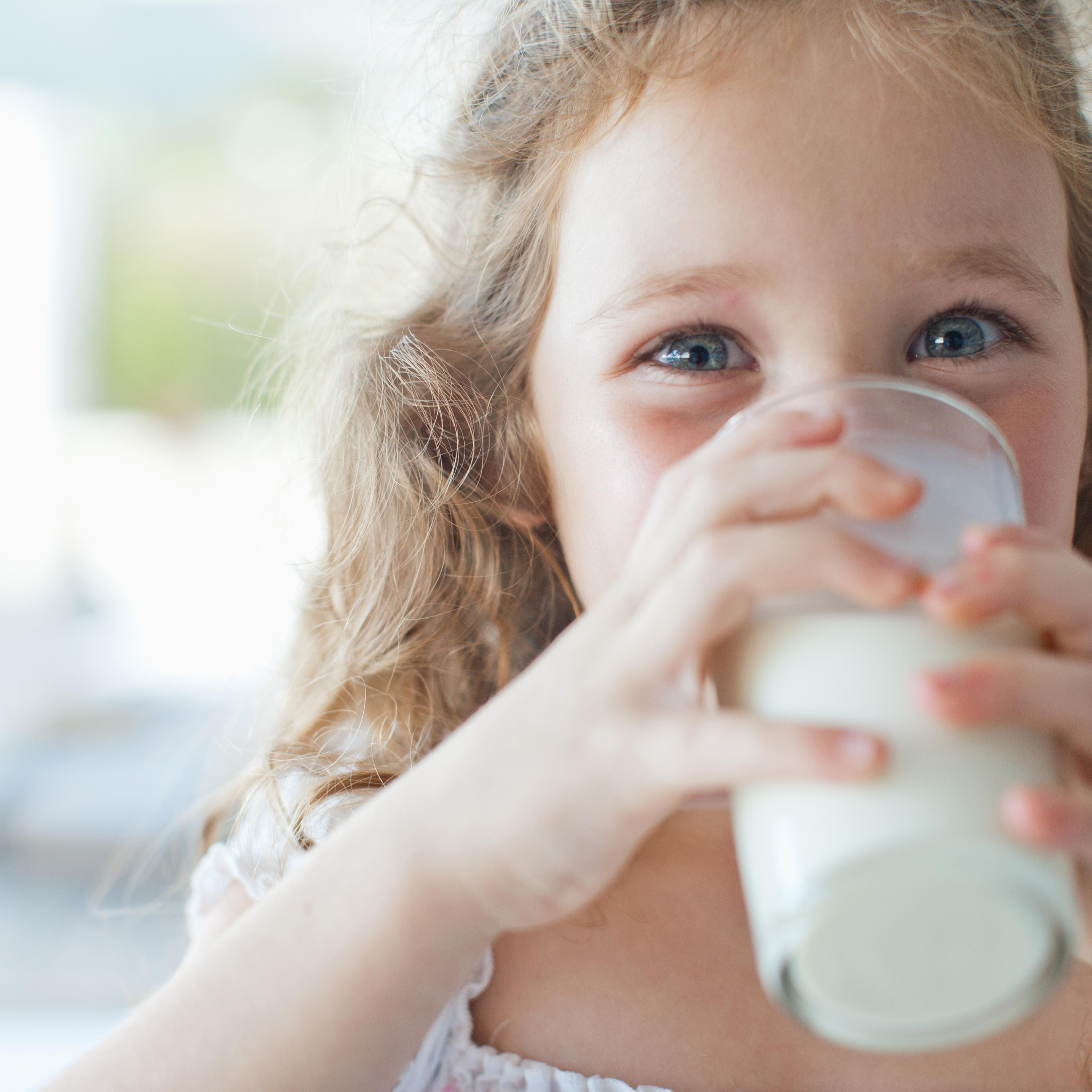 girl-drinking-milk