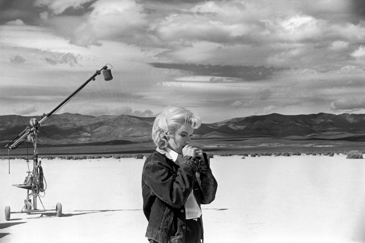 Marilyn Monroe in the Nevada desert going over her lines for a difficult scene she is about to play with Clarke Gable in the film "The Misfits" by John Huston. 1960.