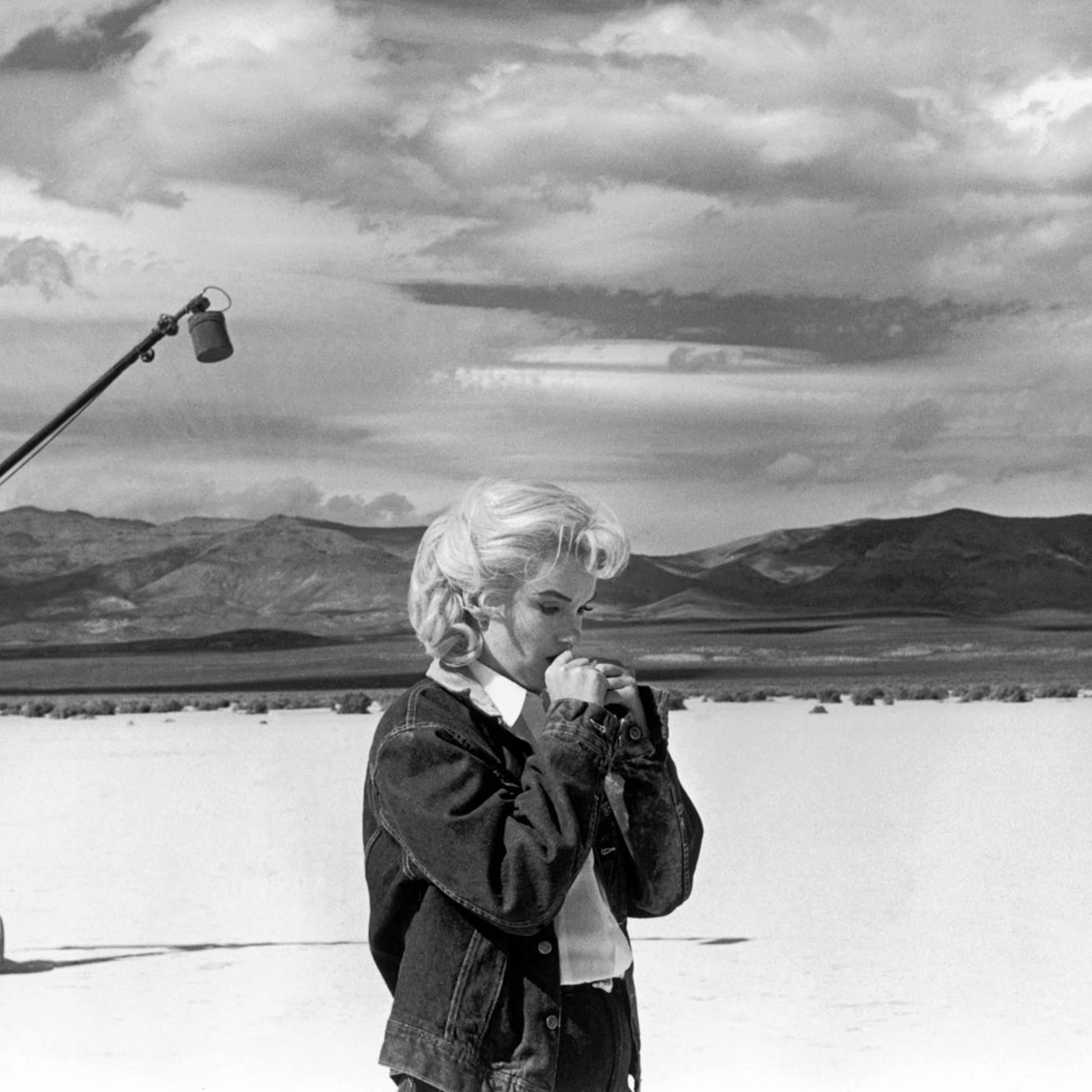 Marilyn Monroe in the Nevada desert going over her lines for a difficult scene she is about to play with Clarke Gable in the film "The Misfits" by John Huston. 1960.