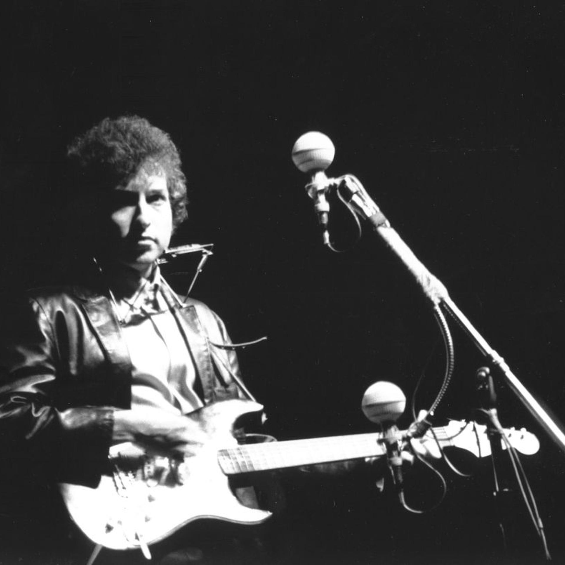 Bob Dylan Goes Electric
