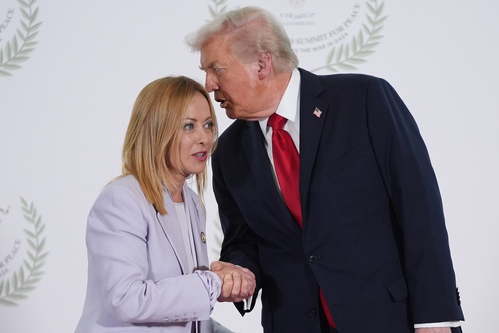 Trump and Italy&rsquo;s Giorgia Meloni Feud Over Photo