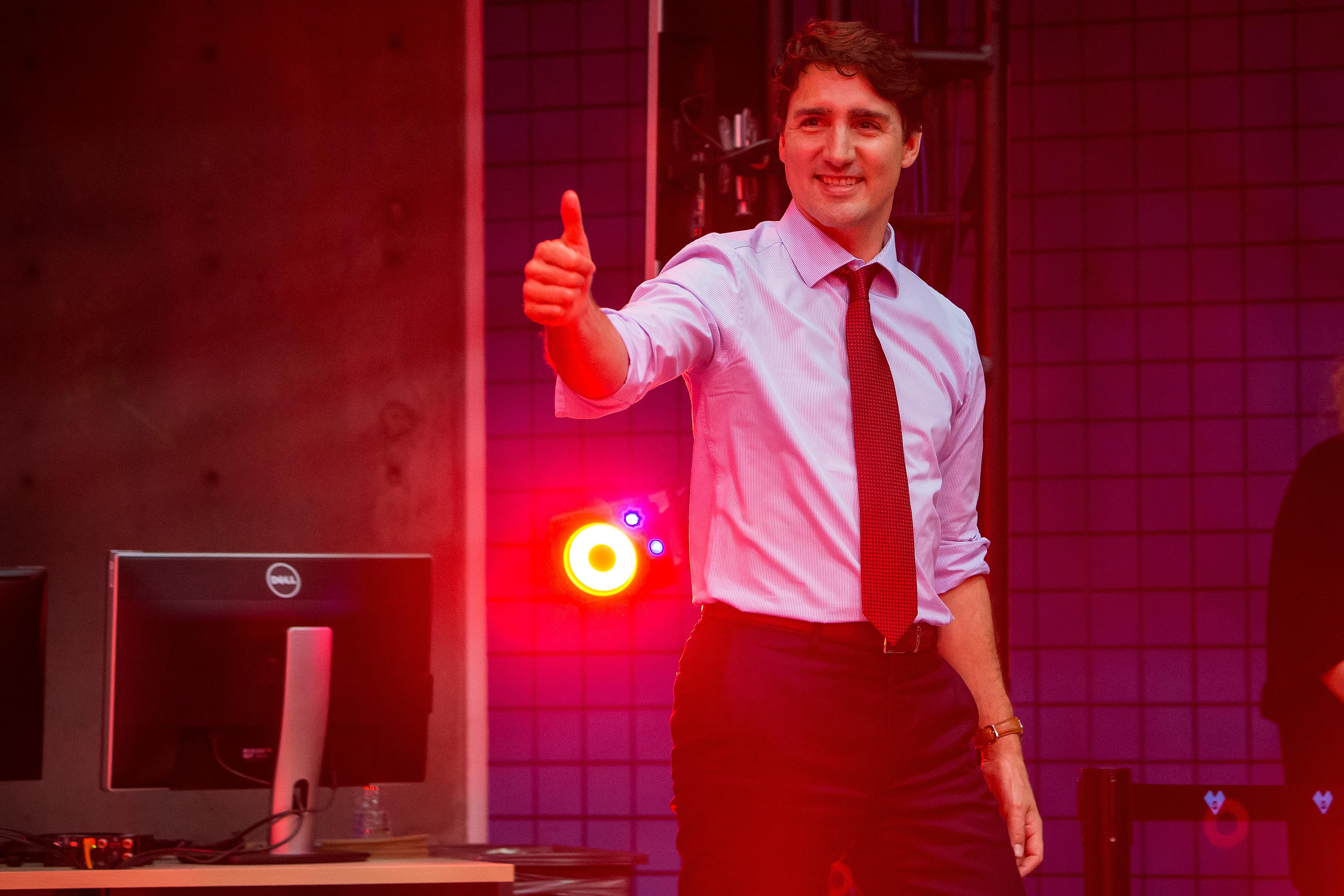 Trudeau Running Justin Trudeau Jogging Photobomb Gets Photoshopped into Meme