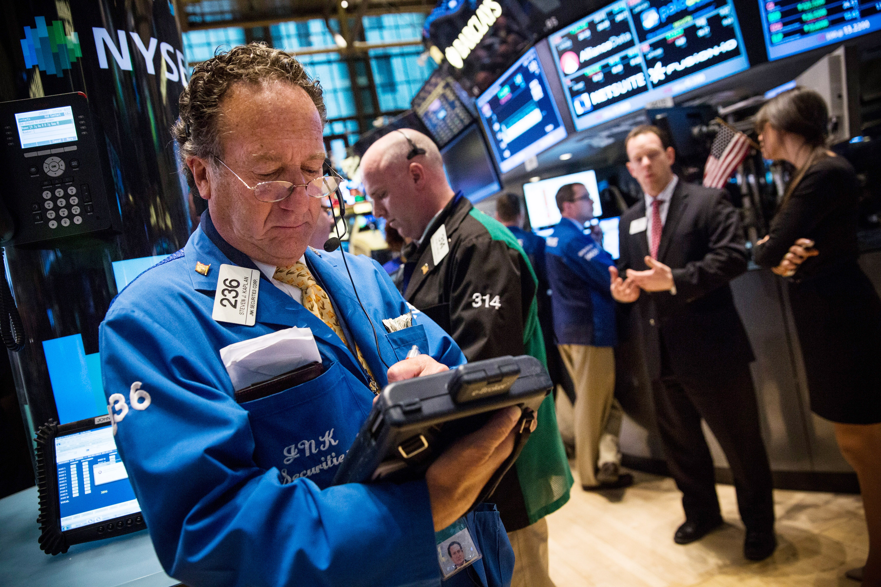 Dow Falls As Technology Sector Stocks Tumble