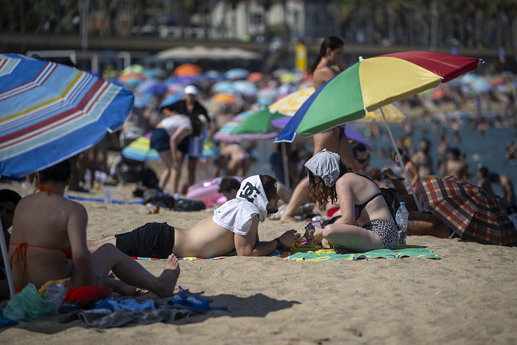 How to Safely Lower Your Body Temperature In Extreme Heat
