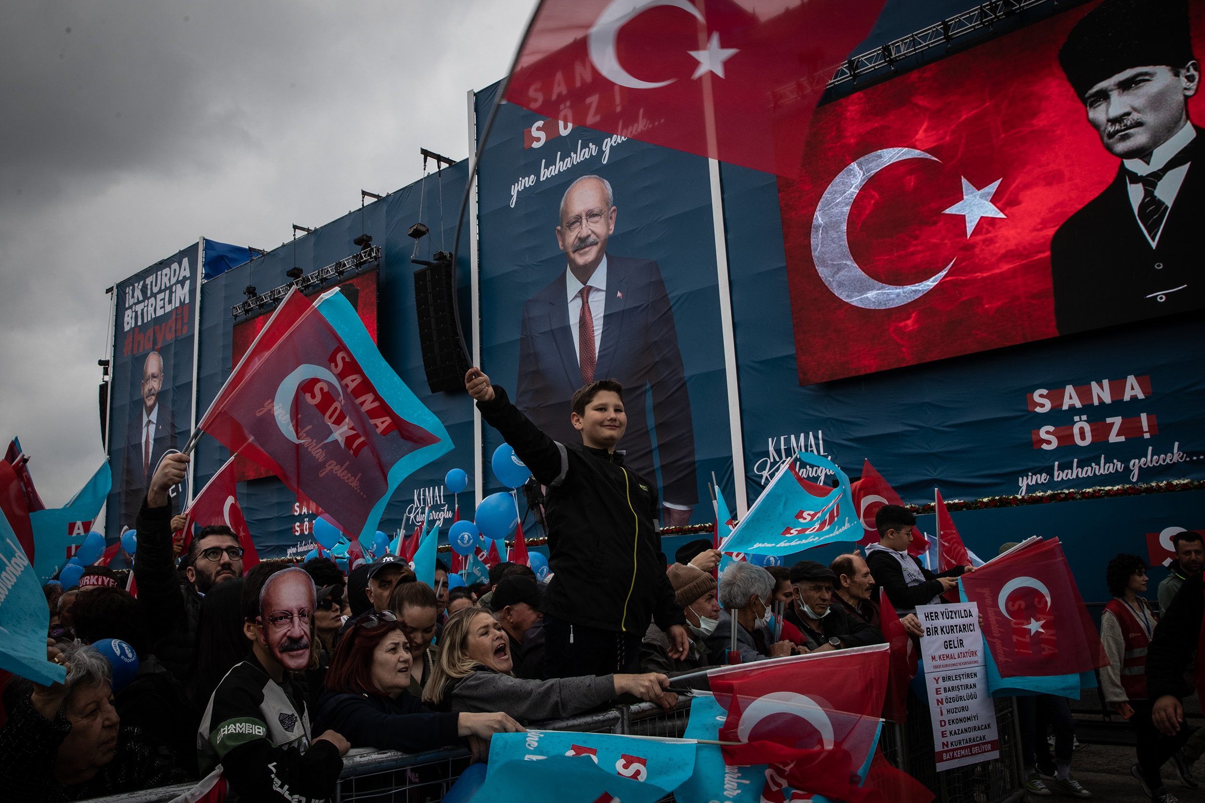 Supporters wave flags and chant slogans while waiting for the arrival of CHP Party presidential candidate Kemal Kılıçdaroğlu during a campaign rally on May 6 in Istanbul.