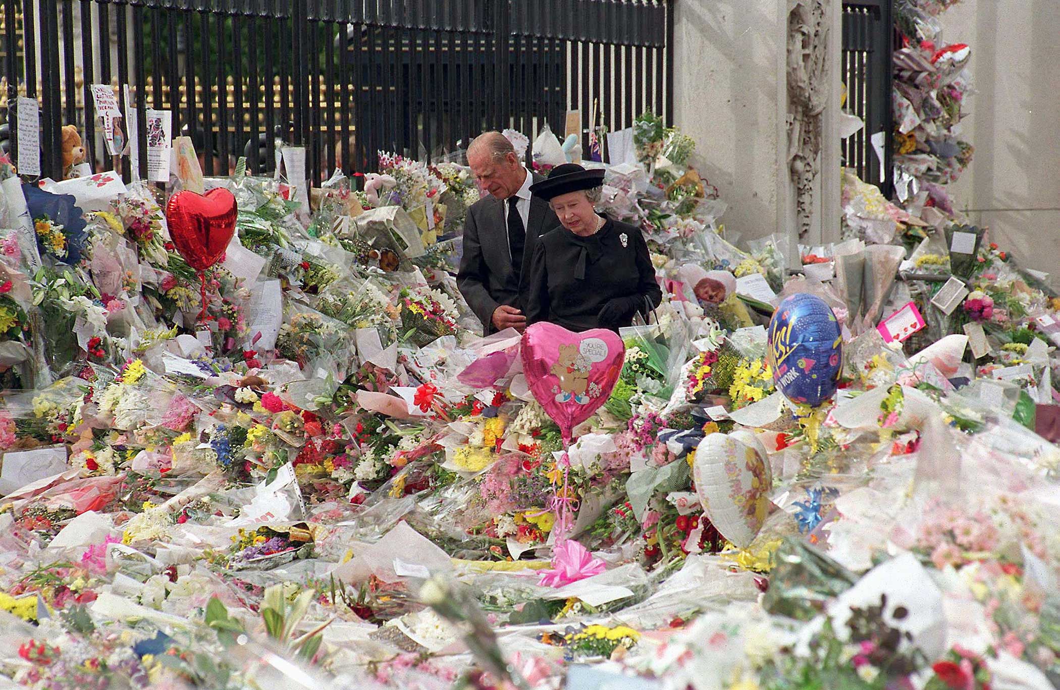 BUCKINGHAM PALACE ON THE EVE OF PRINCESS DIANA'S FUNERAL, LONDON,  BRITAIN - 05 SEP 1997