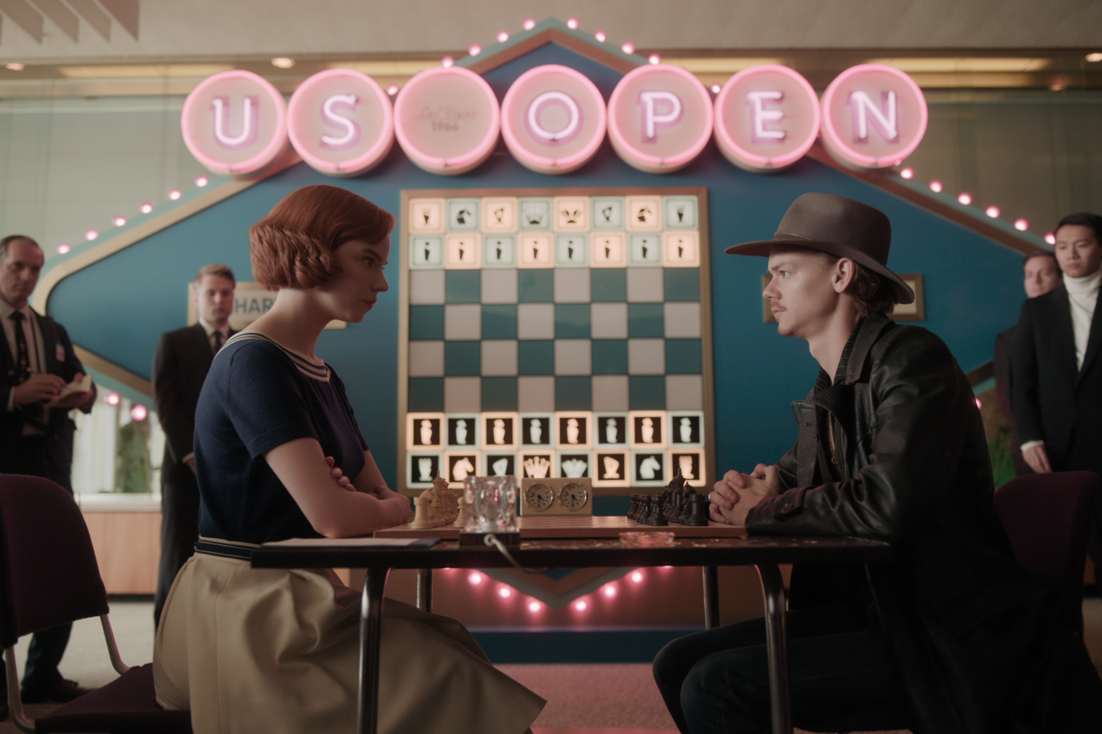 THE QUEEN'S GAMBIT (L to R) ANYA TAYLOR-JOY as BETH HARMON and THOMAS BRODIE-SANGSTER as BENNY in episode 103 of THE QUEEN'S GAMBIT Cr. COURTESY OF NETFLIX © 2020