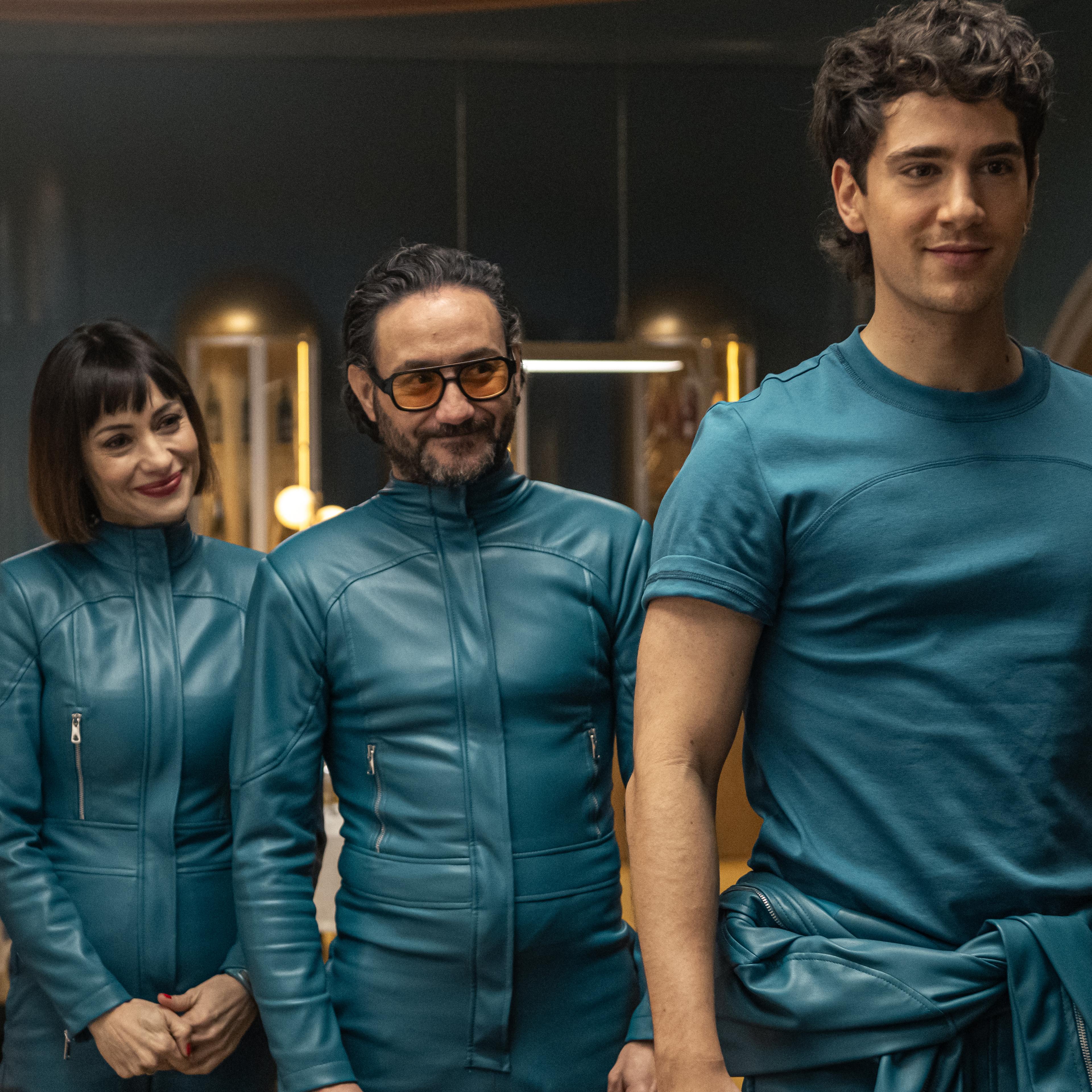 ATOMIC MONKEYS. Eleazar Ortiz as Antonio, Montse Guallar as Victoria, Natalia Verbeke as Frida, Carlos Santos as Rafa, Pau Simon as Max in episode 01 of ATOMIC MONKEYS. Cr. Tamara Arranz/NETFLIX © 2024
