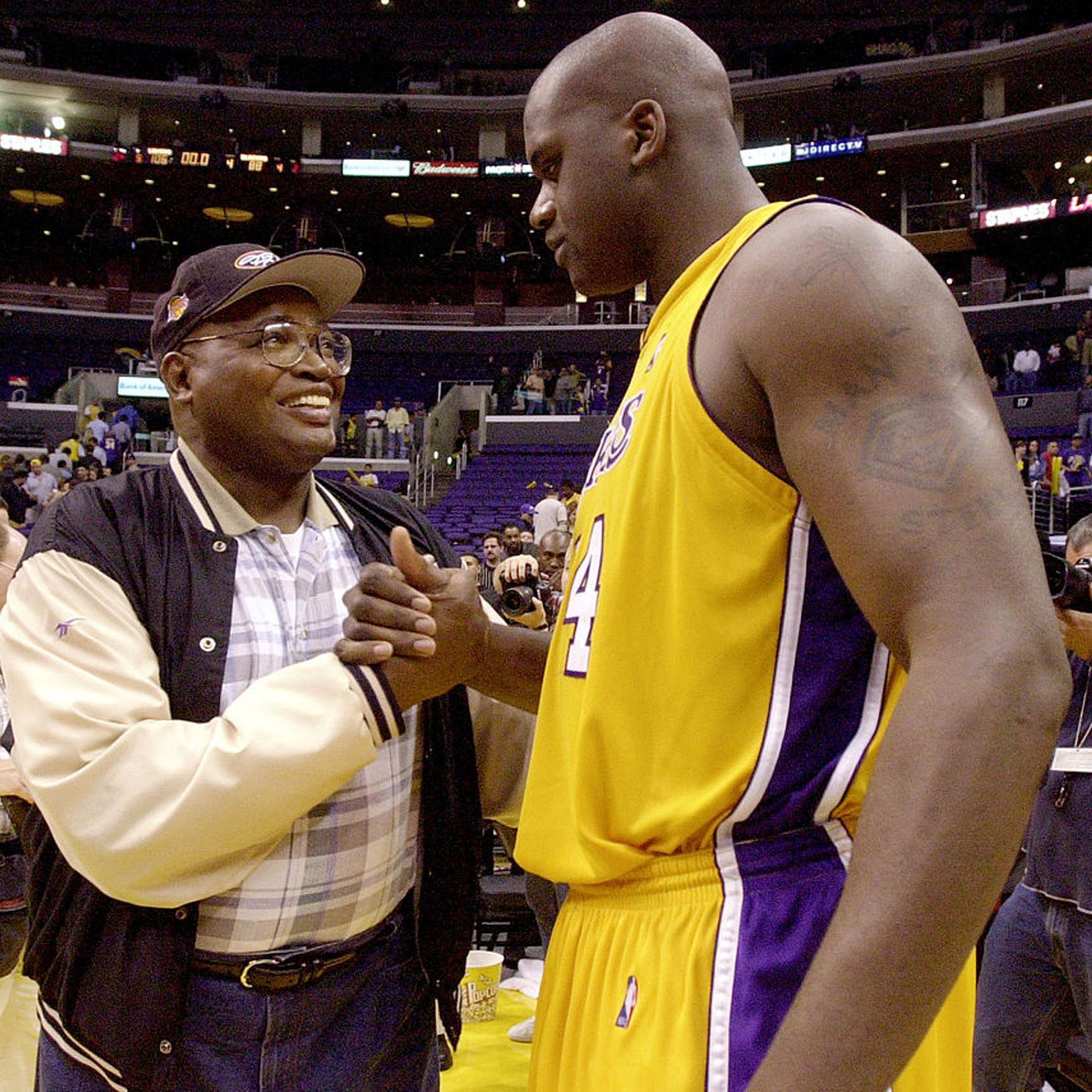 Shaquille O'Neal (R) of the Los Angeles Lakers is