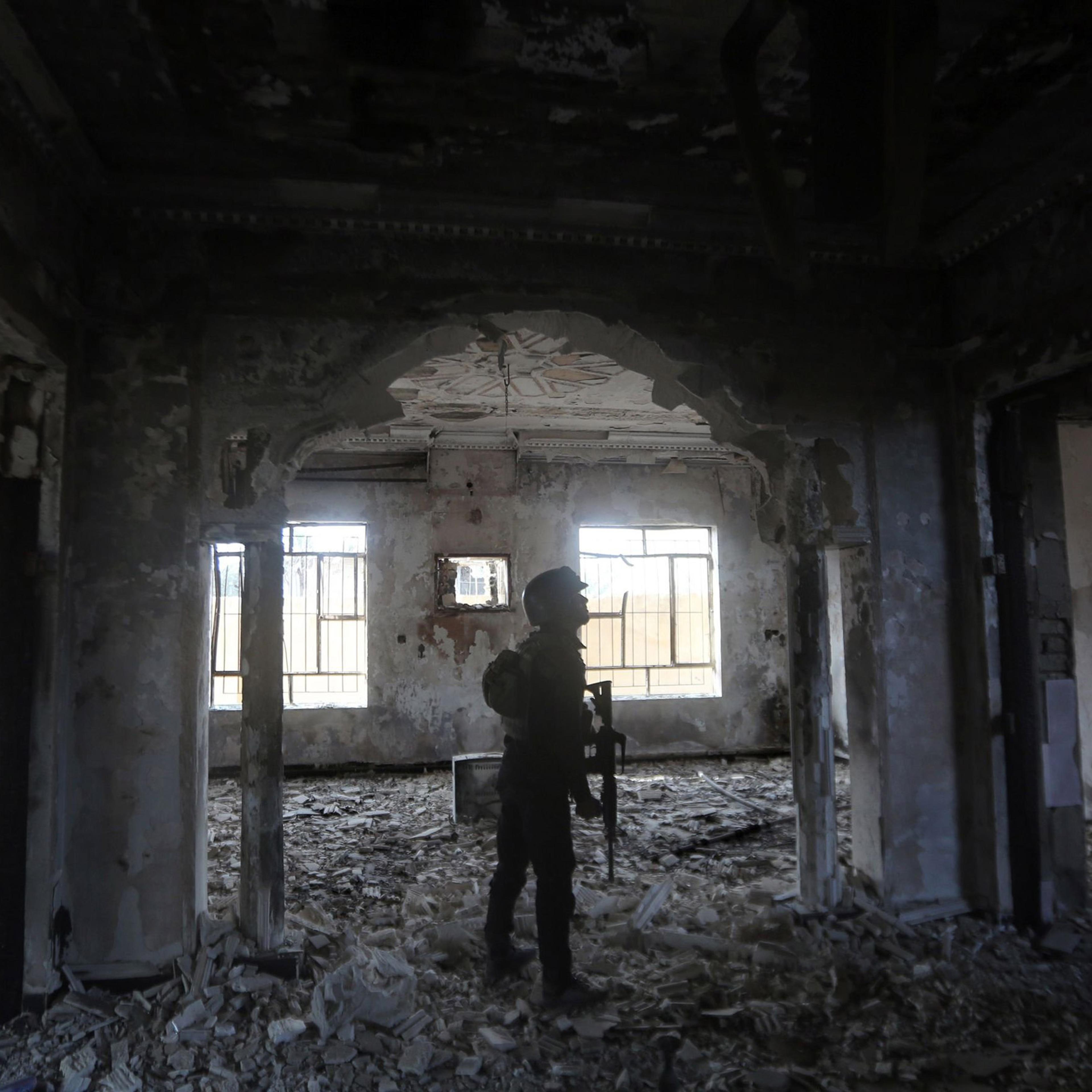 Members of Iraq's elite counter-terrorism service search a heavily damaged building in Ramadi on Dec. 27, 2015.