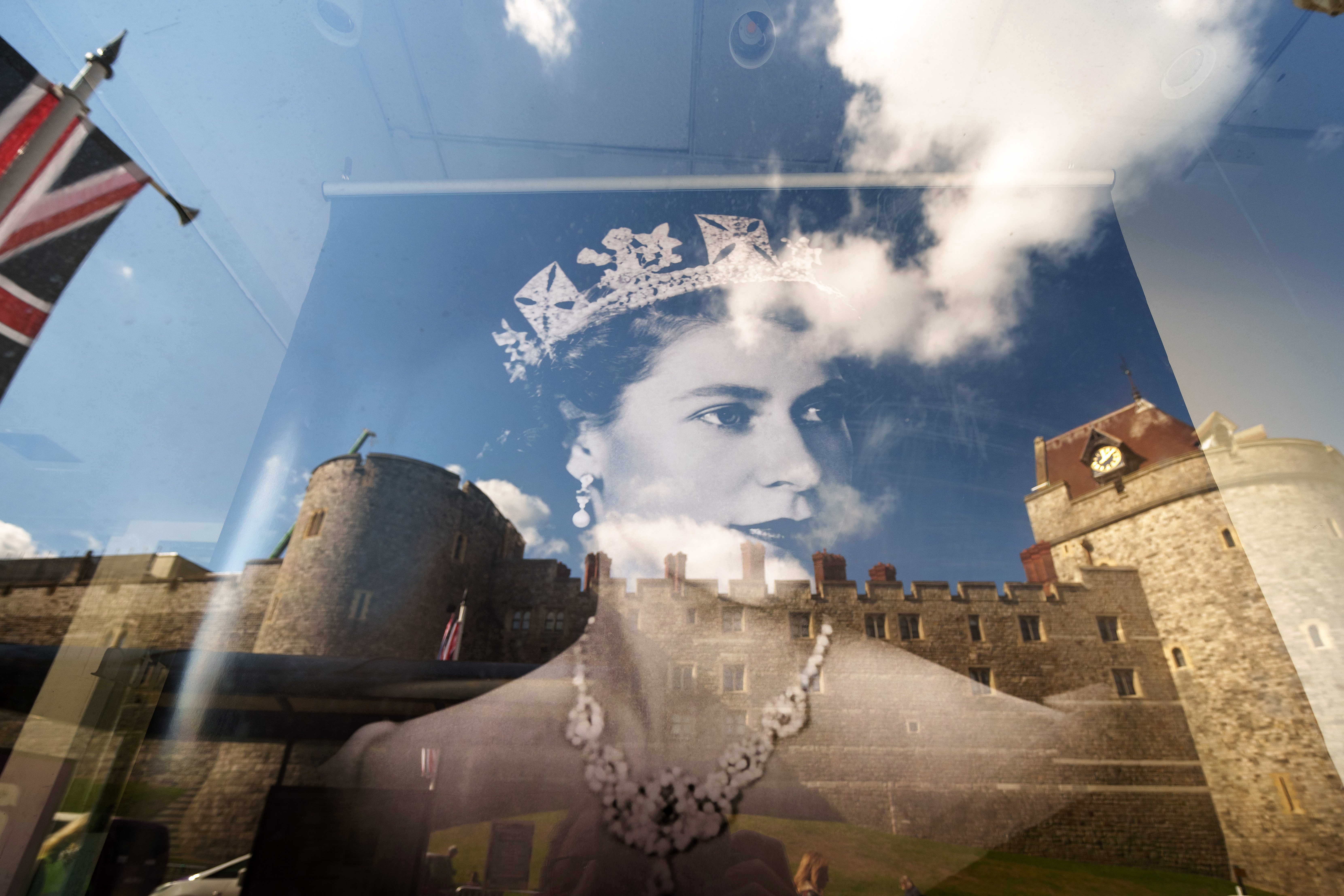 The Nation Mourns The Death Of Queen Elizabeth II - Friday