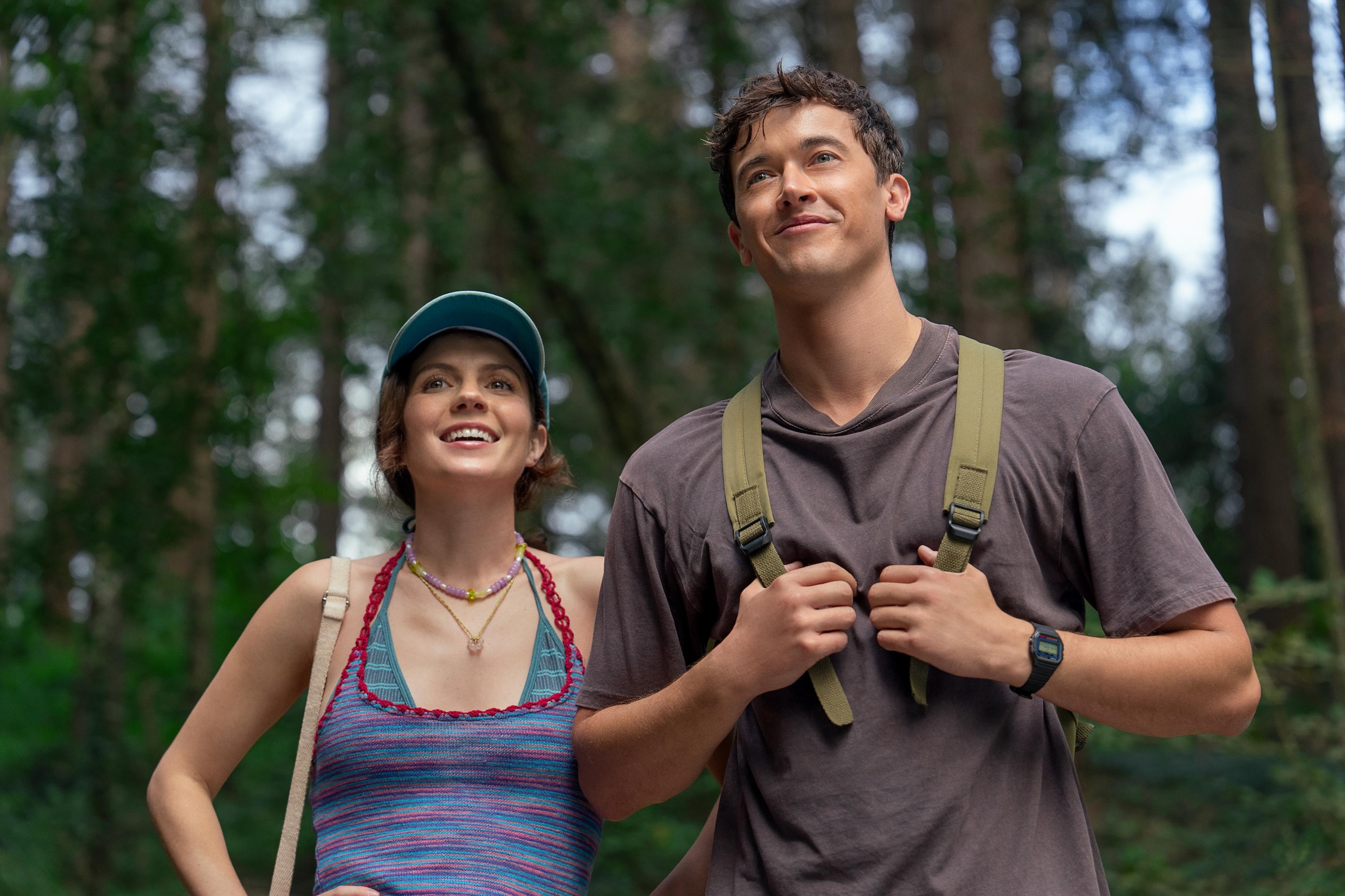 People We Meet on Vacation. (L-R) Emily Bader as Poppy and Tom Blyth as Alex in People We Meet on Vacation. Cr. Daniel Escale/Netflix © 2026
