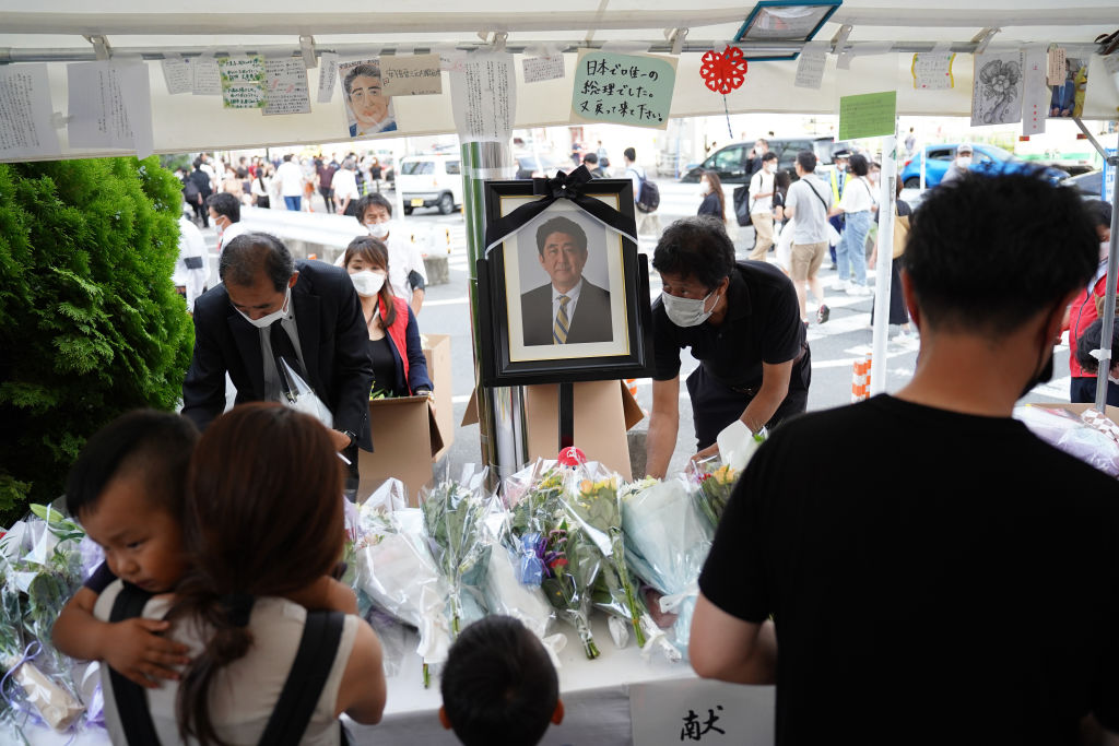 abe-mourners
