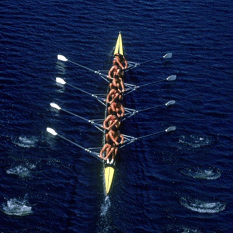 rowing-team-racing