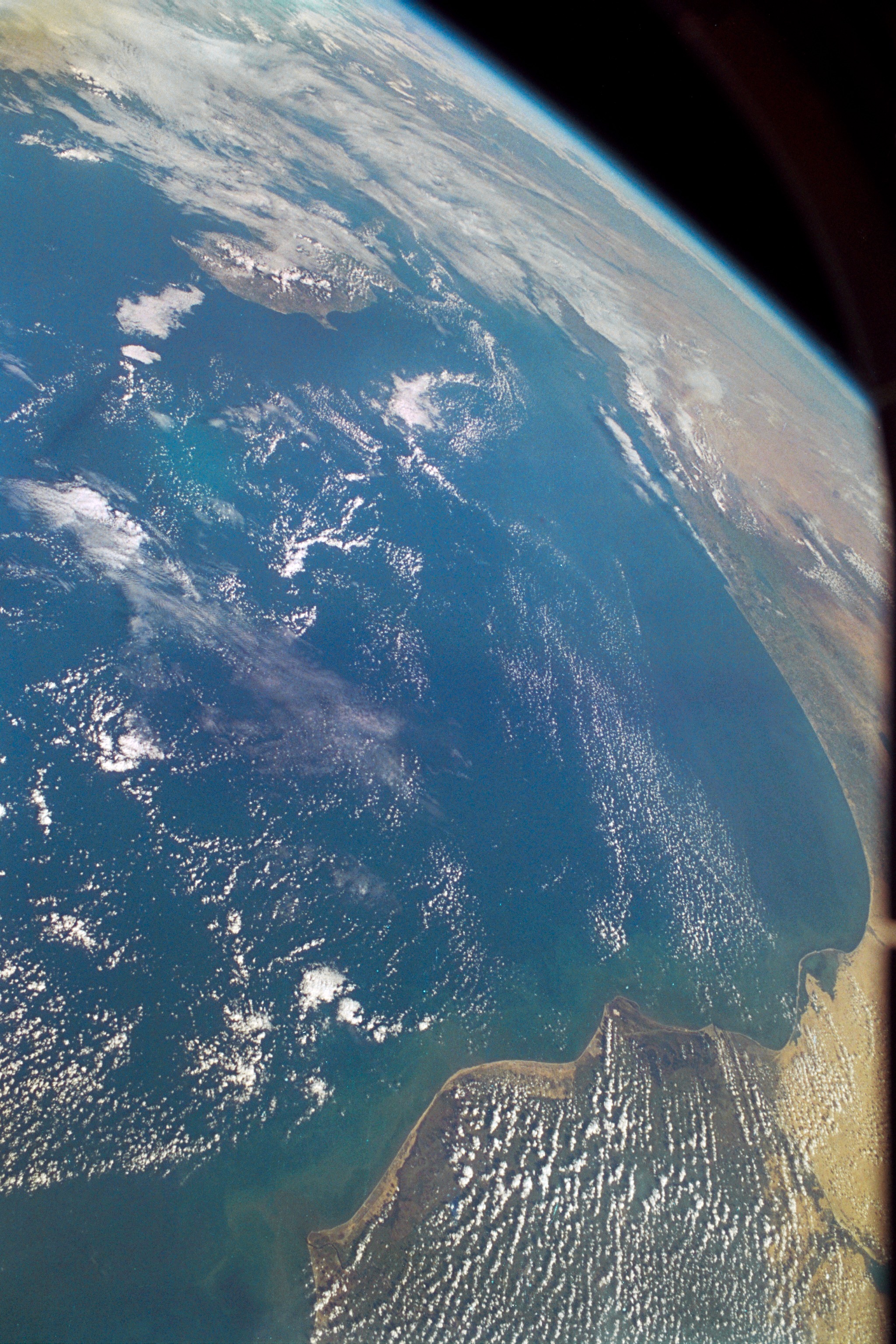See the borders? That's because there aren't any.