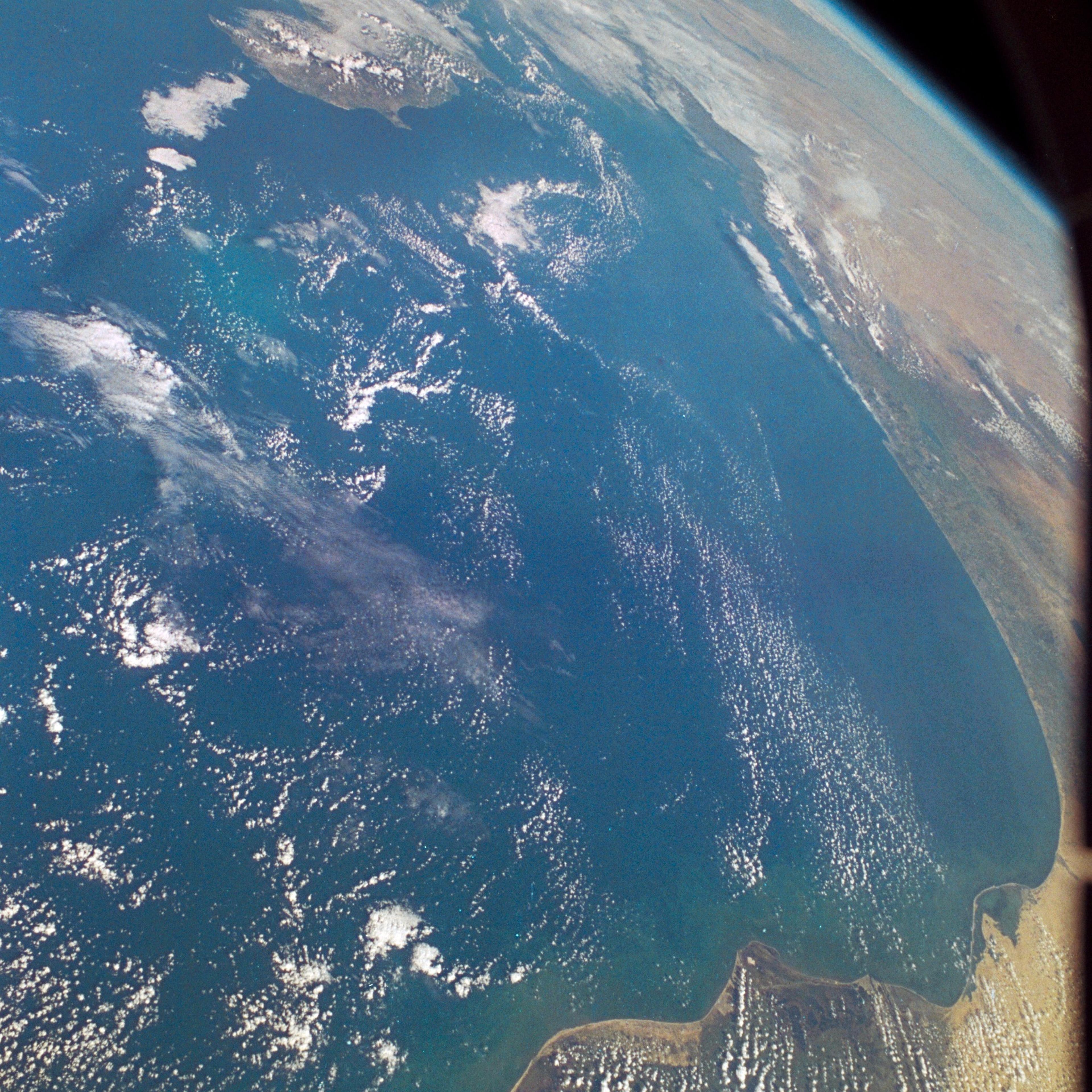 See the borders? That's because there aren't any.