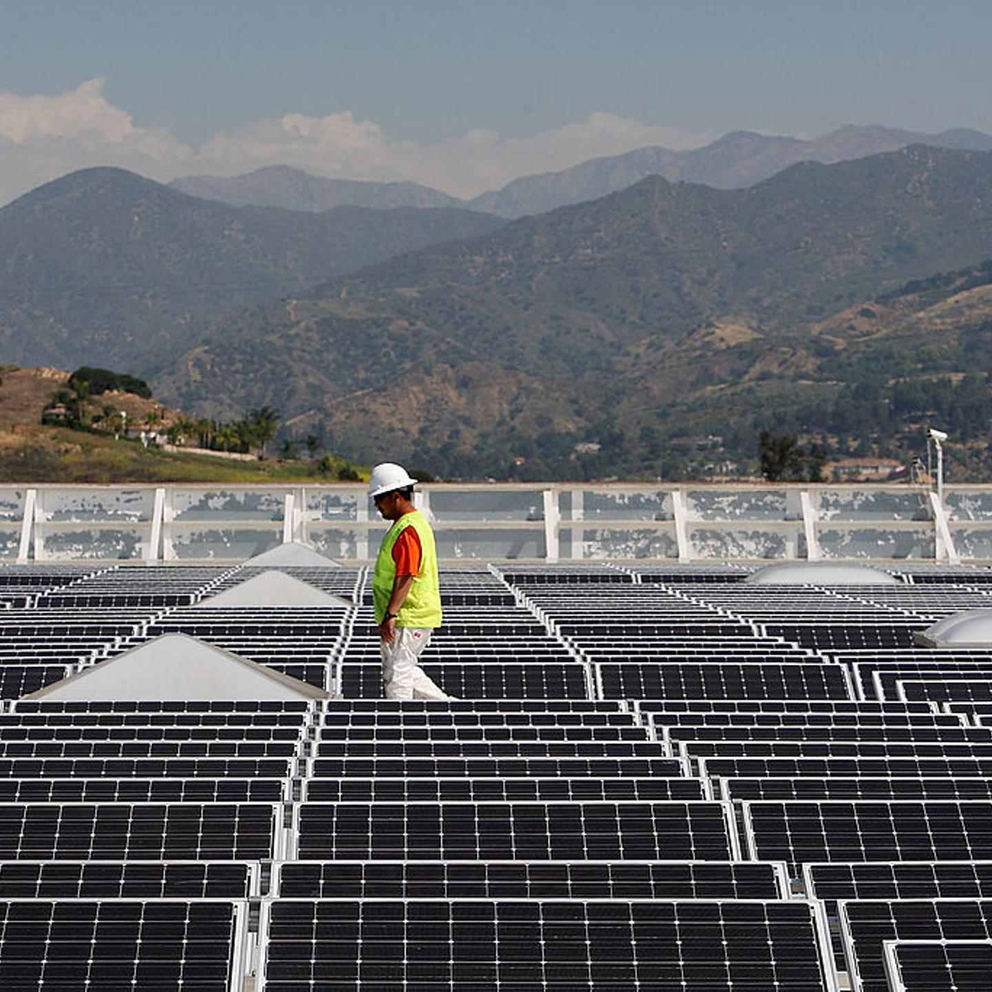 Schwarzenegger Tours Solar Panel Roof Of A Sam's Club