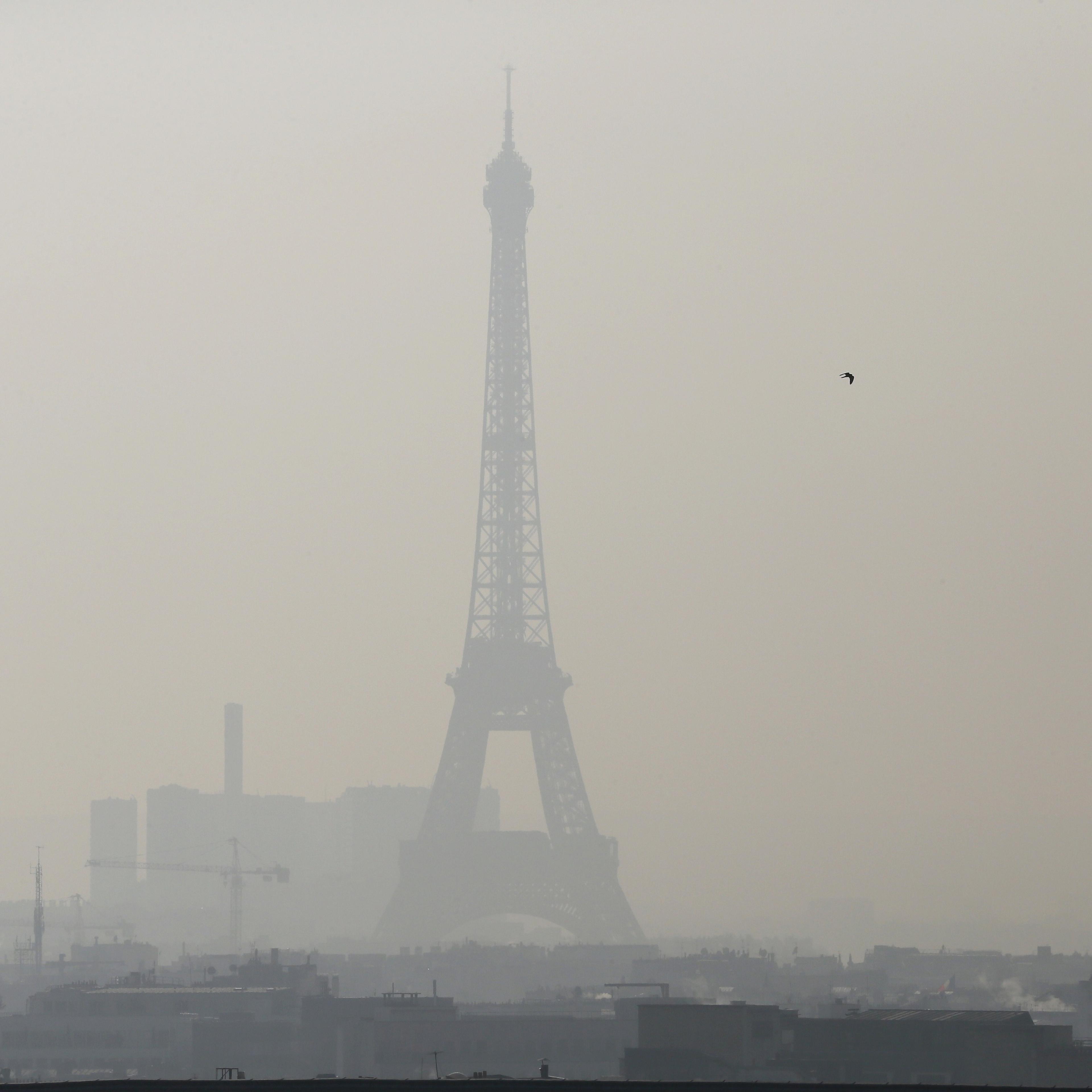 air pollution paris eiffel tower