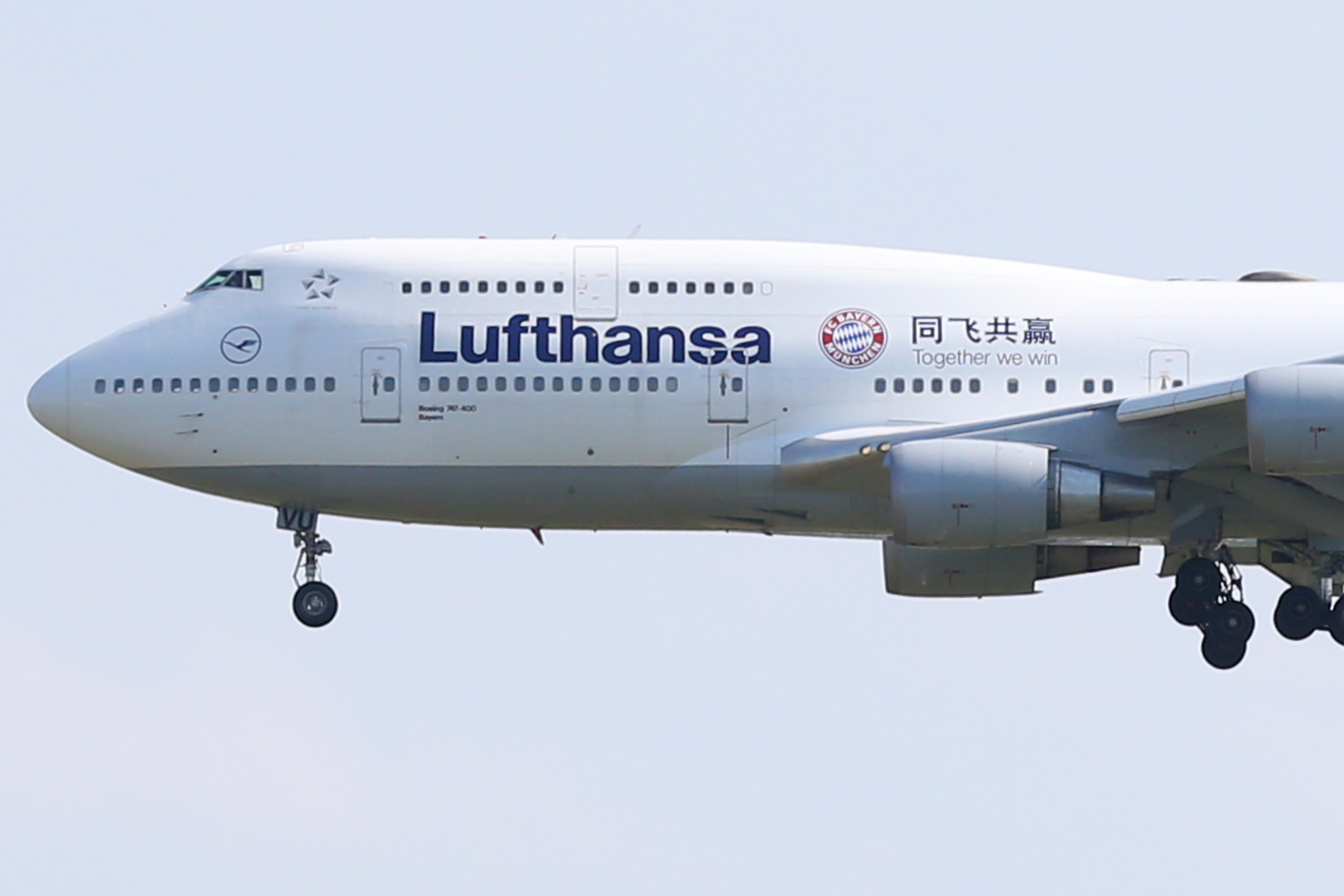 lufthansa airline plane