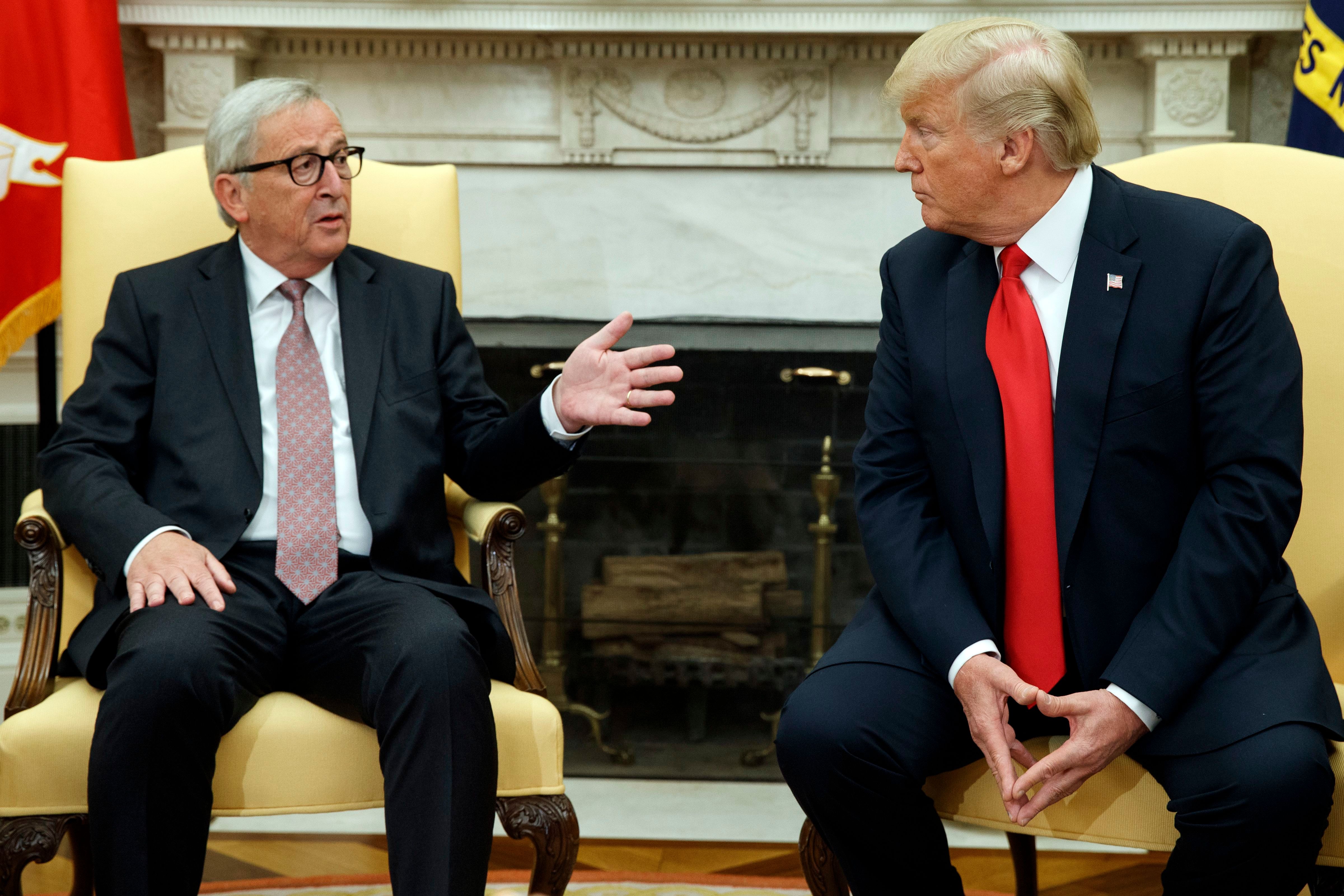 Trump abd Juncker discuss in the Oval Office