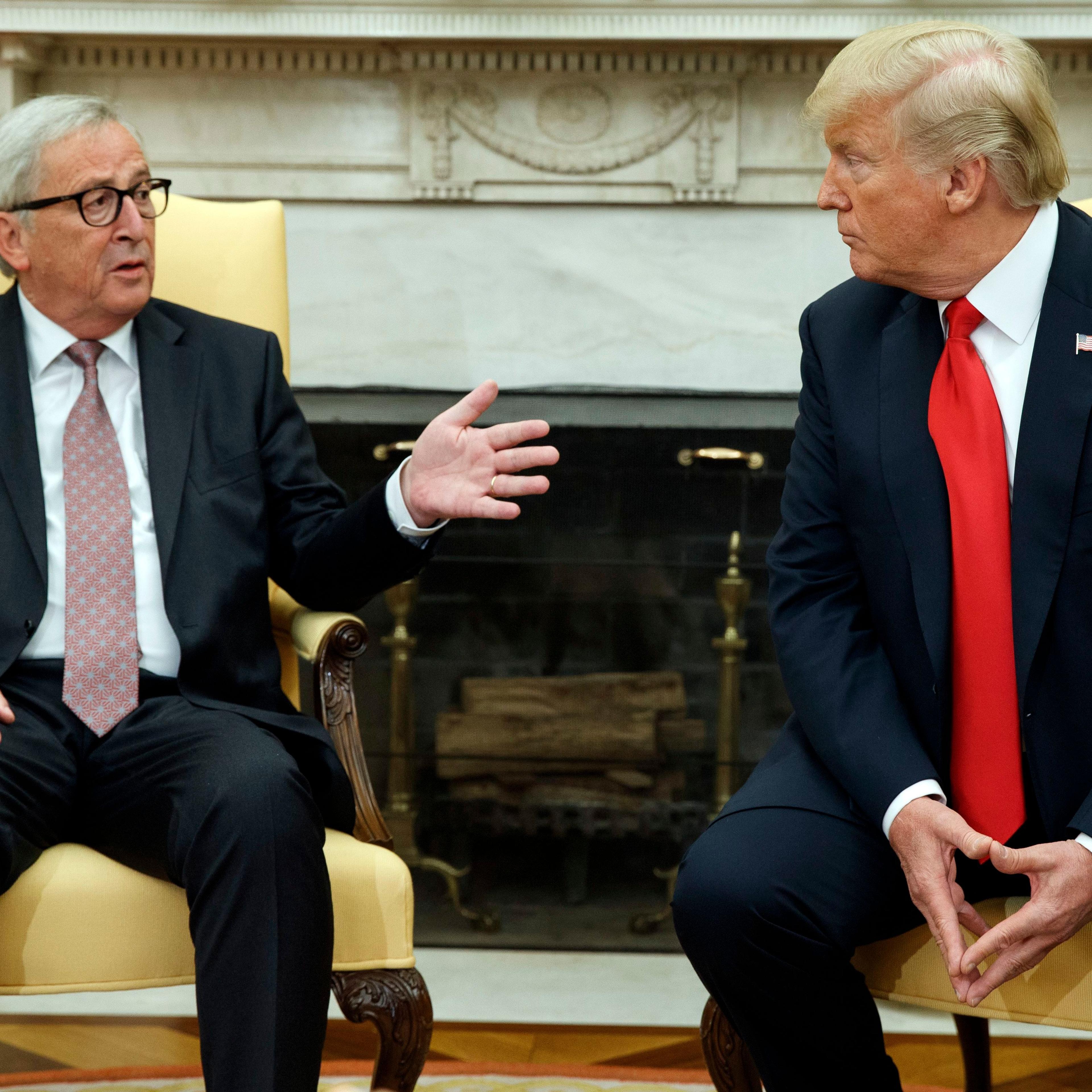 Trump abd Juncker discuss in the Oval Office