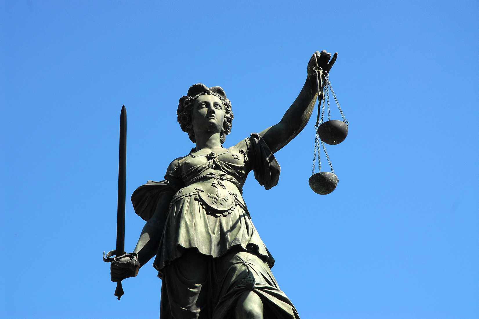 Justitia Justice Statue Denkmal Skulptur sculpture Römerberg Frankfurt Gerechtigkeit.