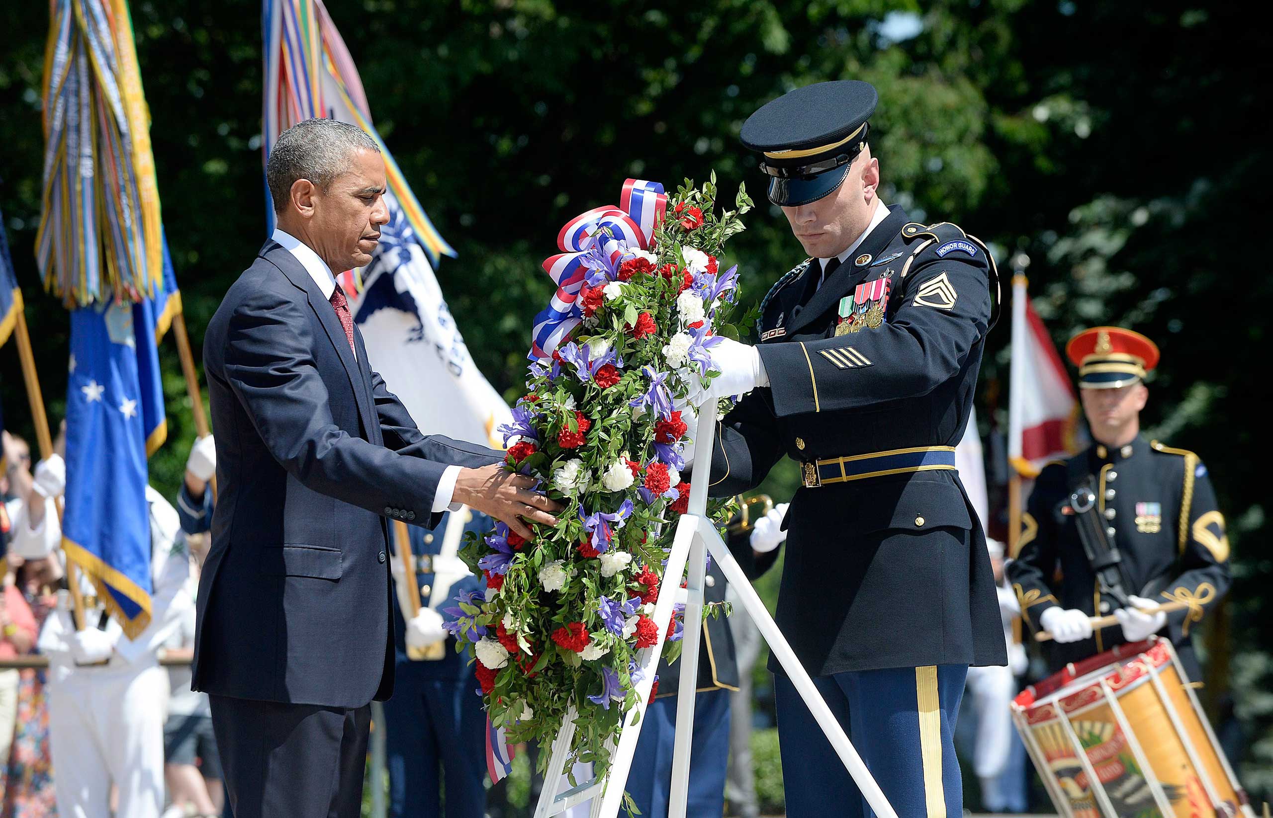 US President Barack Obama (L) lays a wreath at the Tomb of the Unknown Soldier on Memorial Day, at Arlington National Cemetery on May 25, 2015.