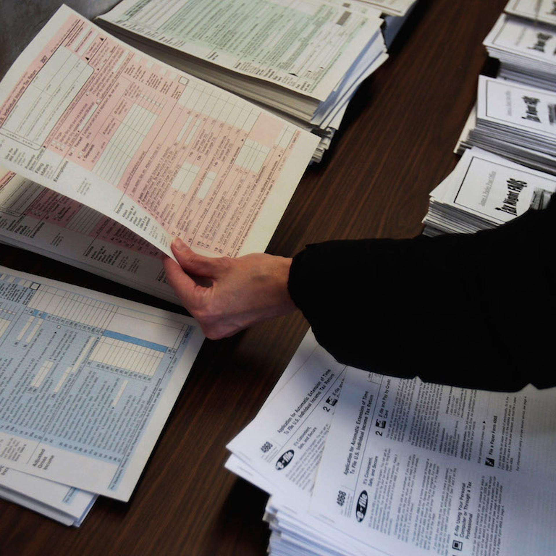 Last-Minute Tax Filers Rush To Finish Returns