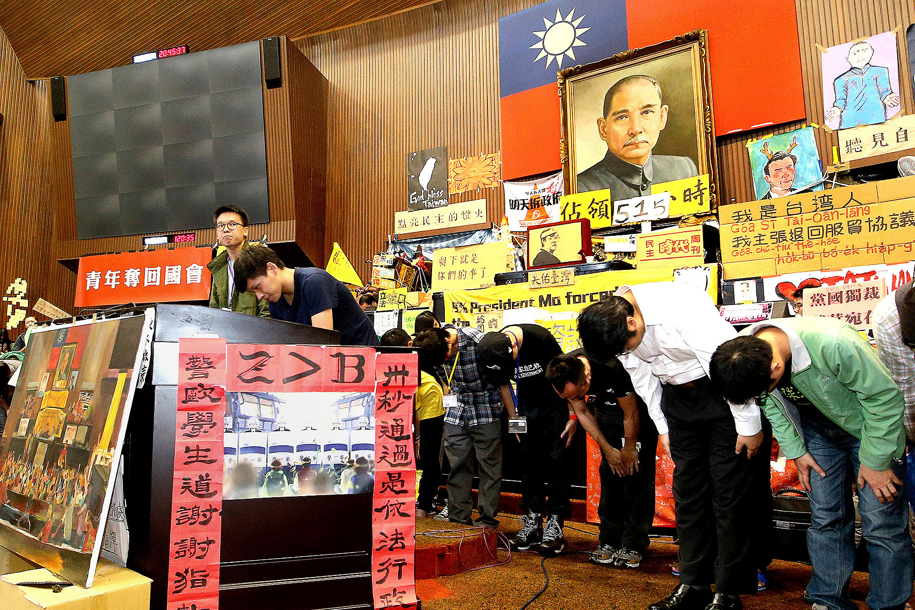 Student leaders bow to supporters during a news conference at Taiwan's legislative Yuan, the island's parliament, in Taipei on April 7, 2014