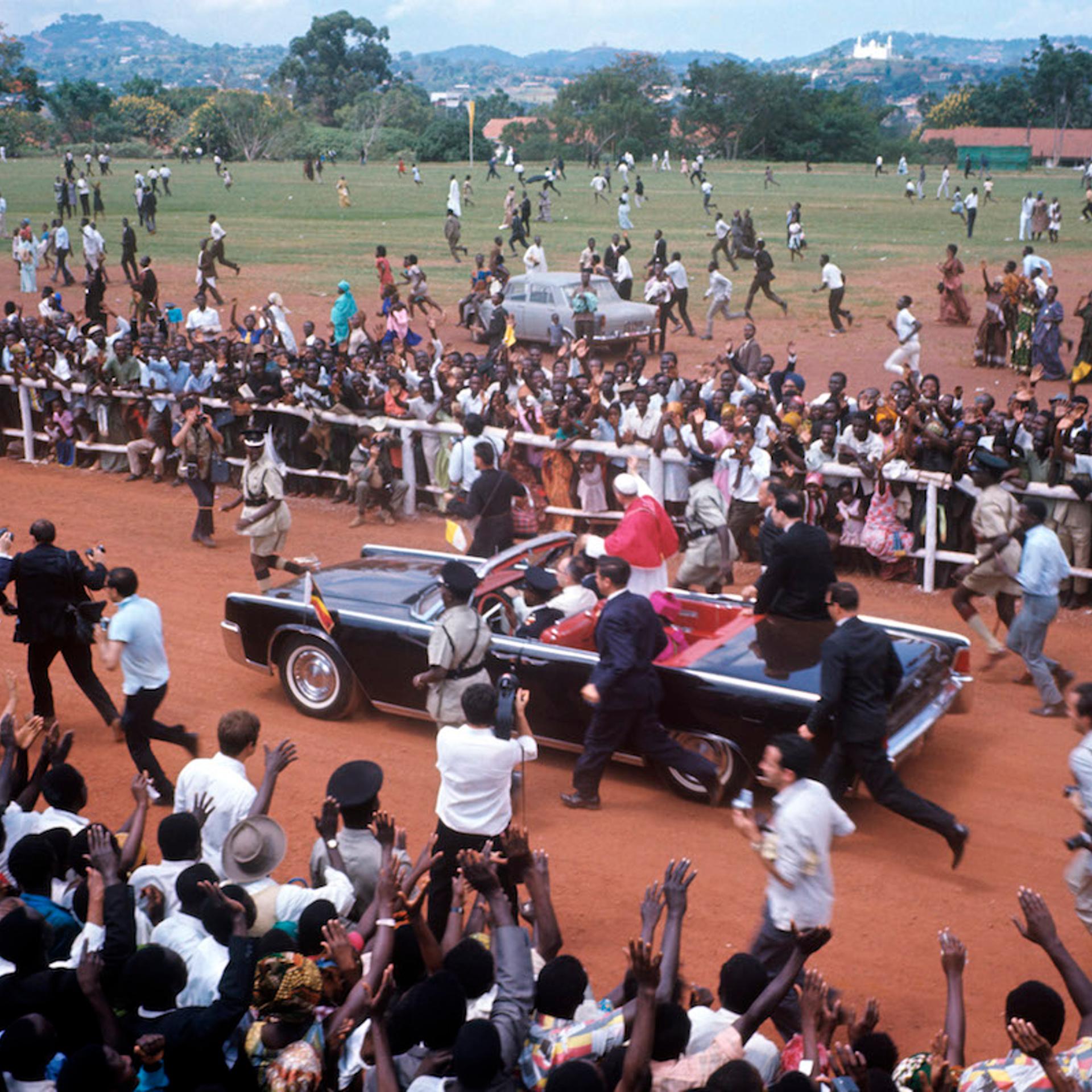 Pope Paul VI is greeting the exulting people in the outskirts of Kampala