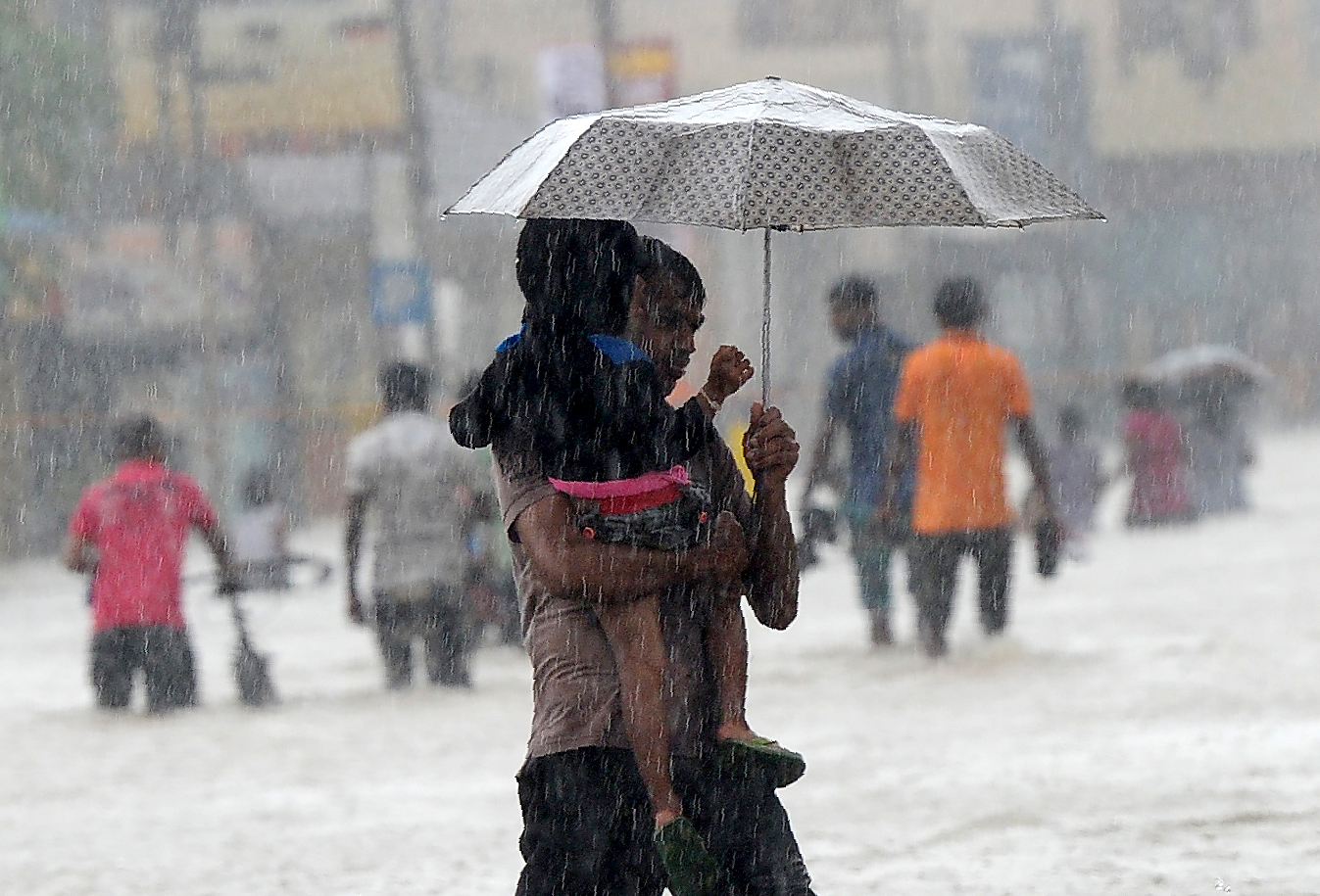 TOPSHOT-SRI-LANKA-WEATHER-RAIN-FLOOD