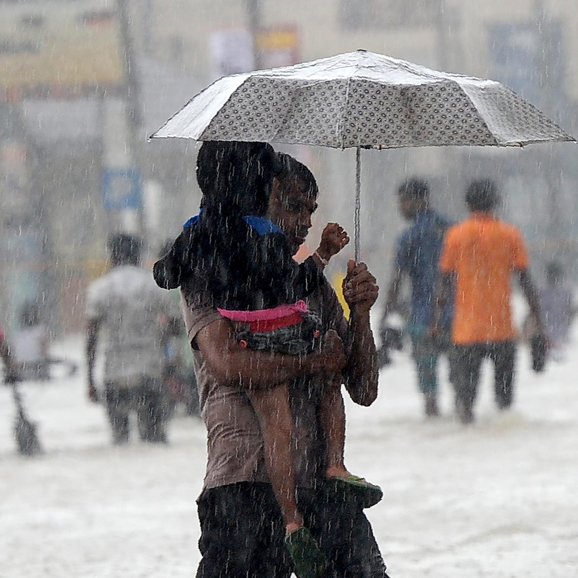 TOPSHOT-SRI-LANKA-WEATHER-RAIN-FLOOD