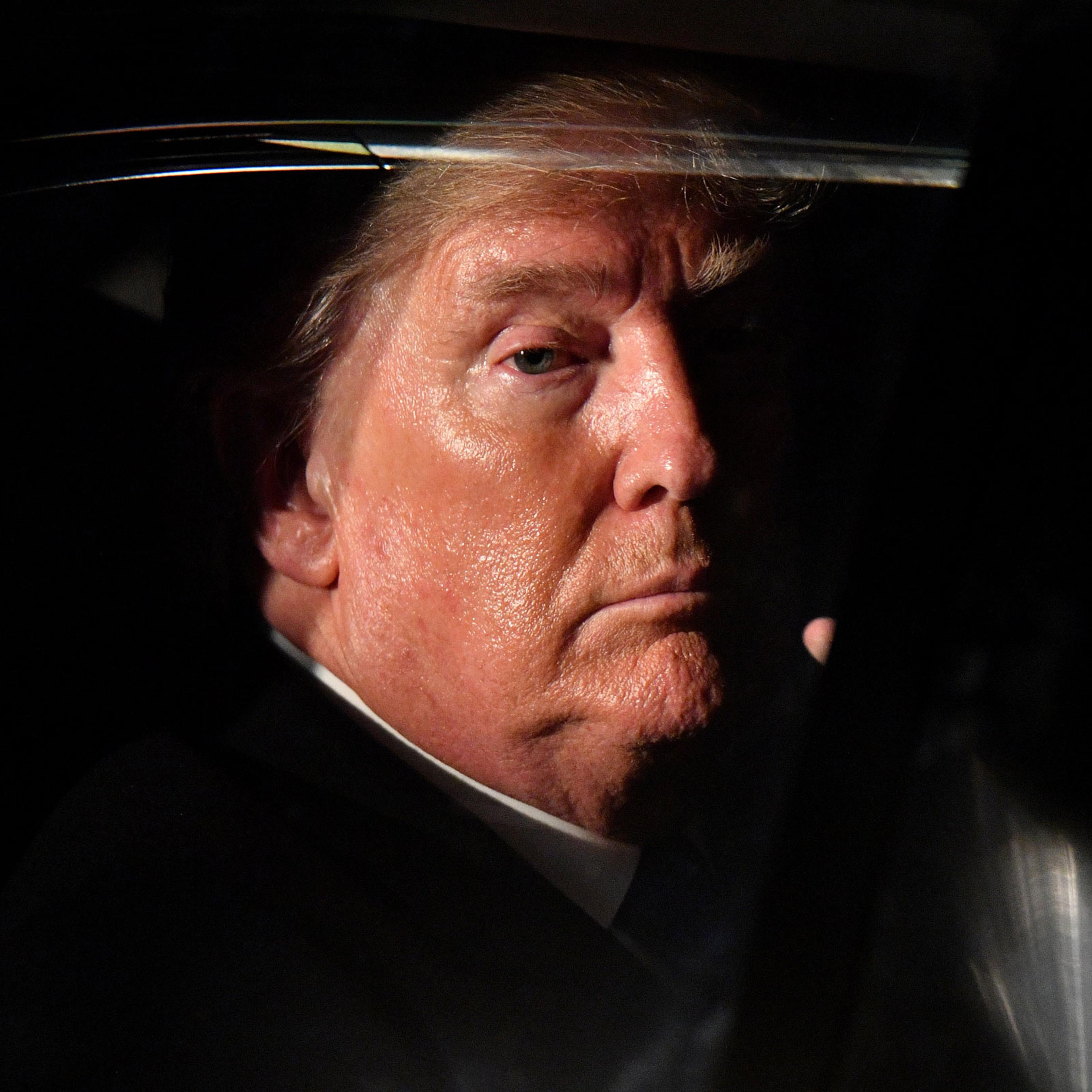 donal-trump-behind-car-window