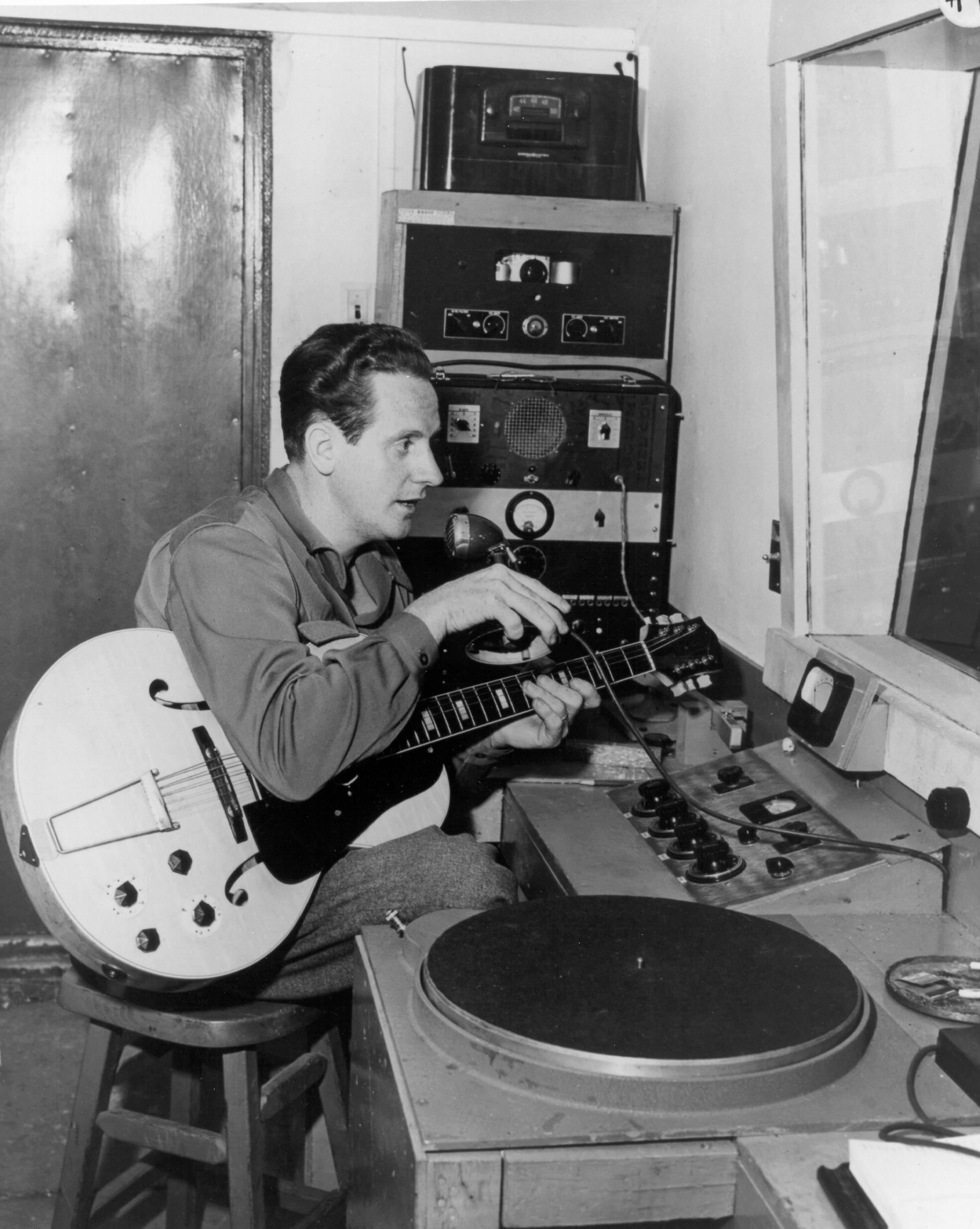 Less Paul Singer Photos of Les Paul's Life in Music