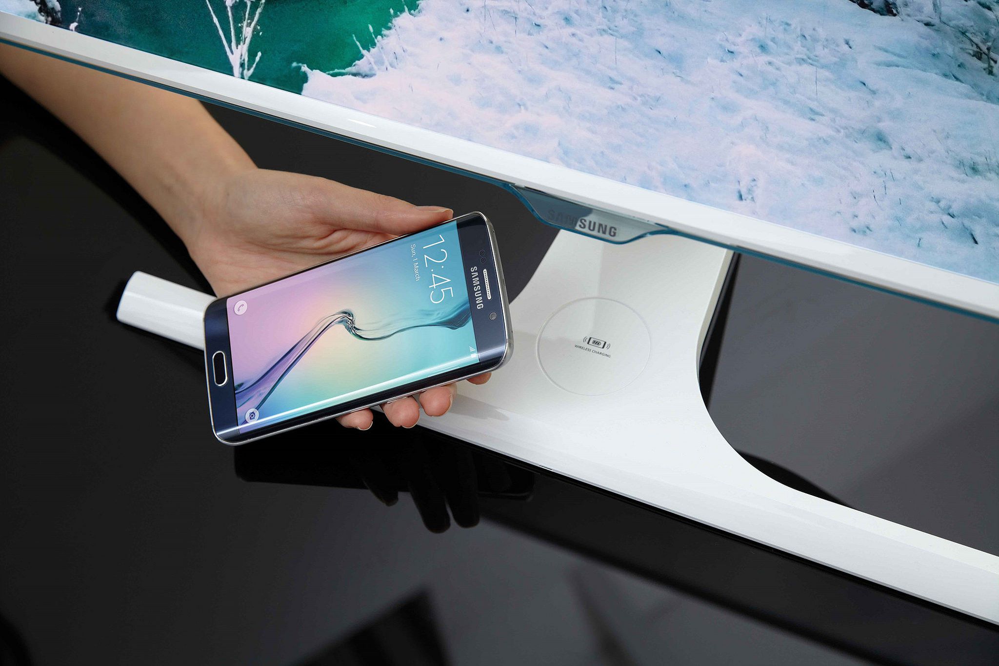 The new Samsung SE370, the industry’s first monitor with an integrated wireless charging function for mobile devices.