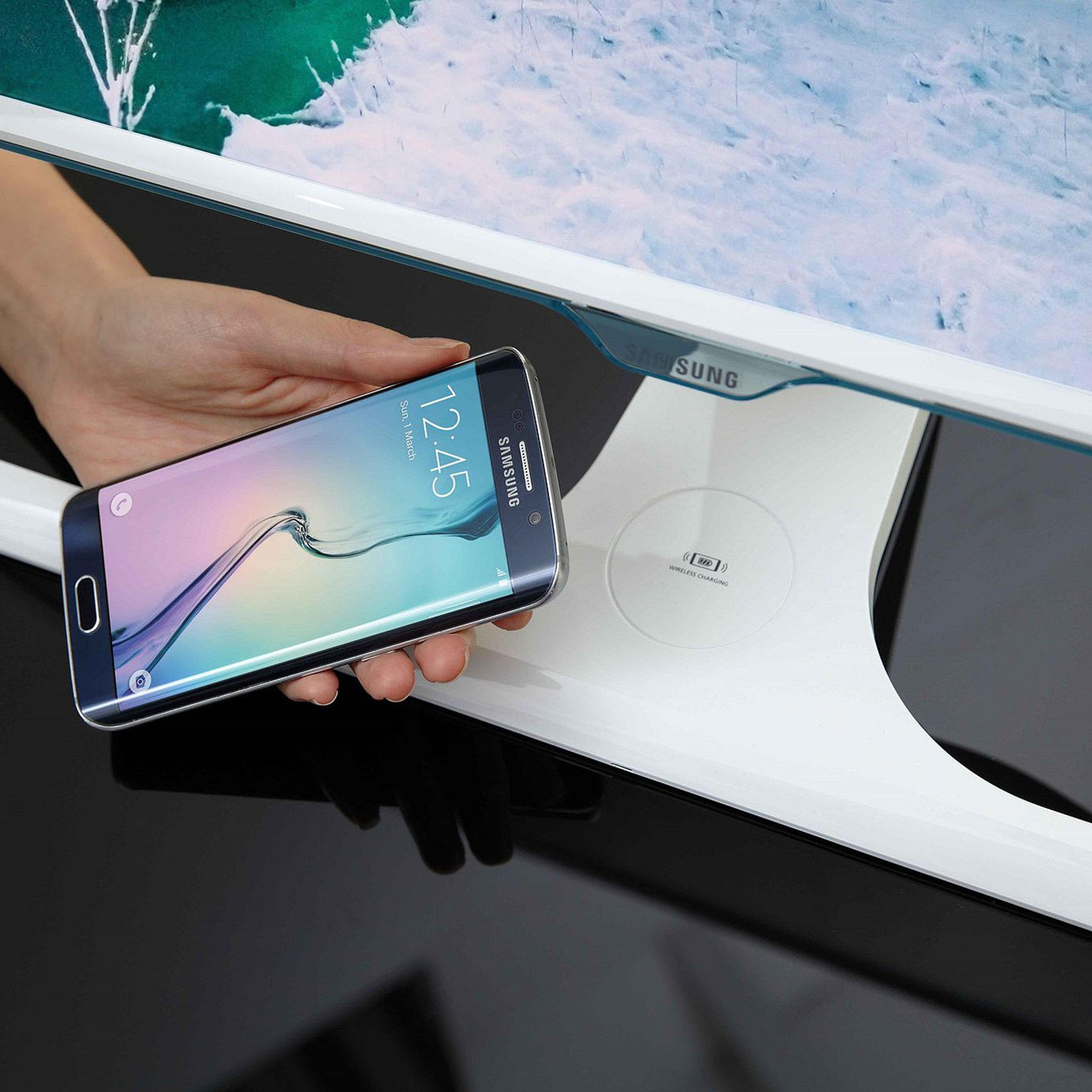 The new Samsung SE370, the industry’s first monitor with an integrated wireless charging function for mobile devices.