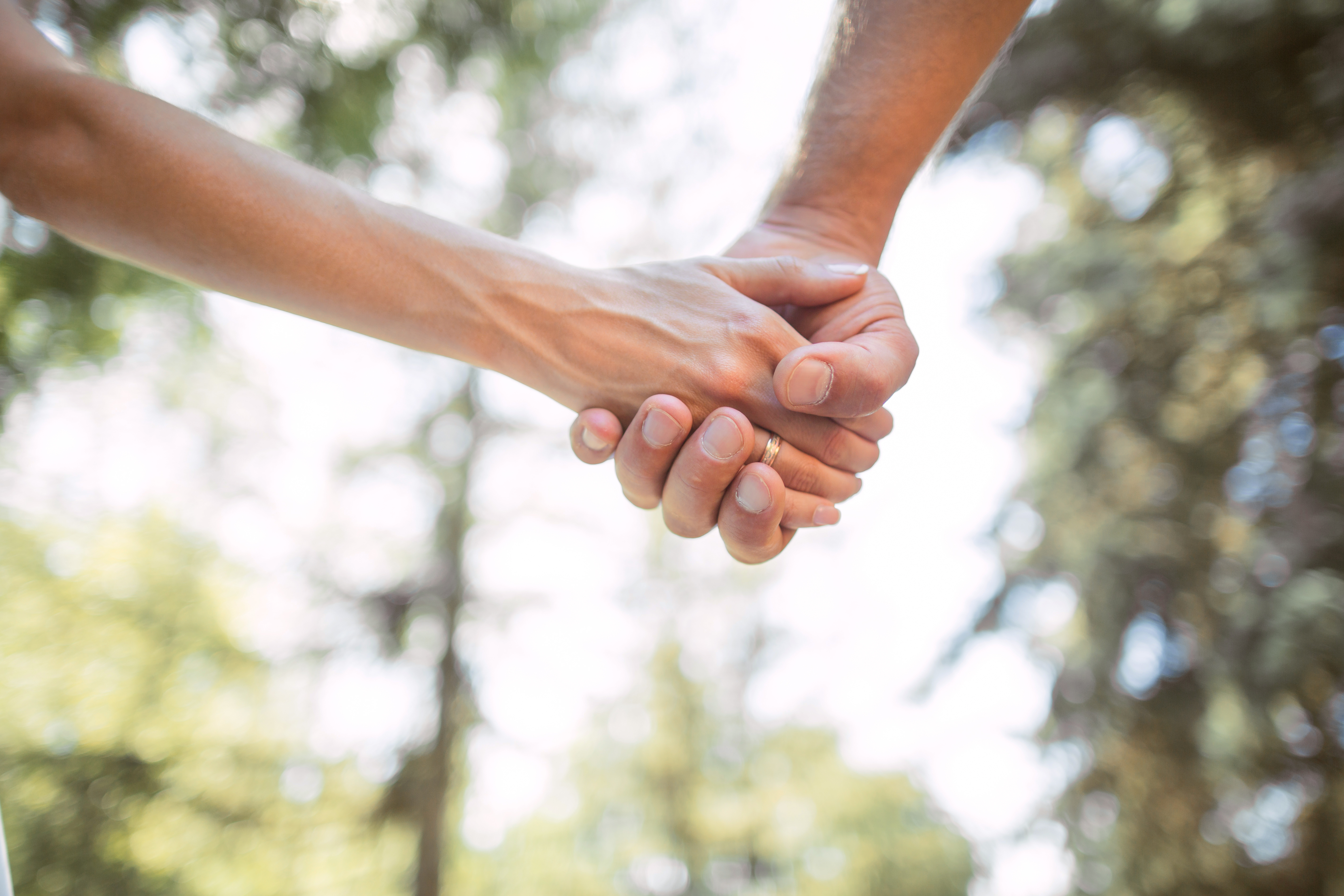 couple-holding-hands-outdoors