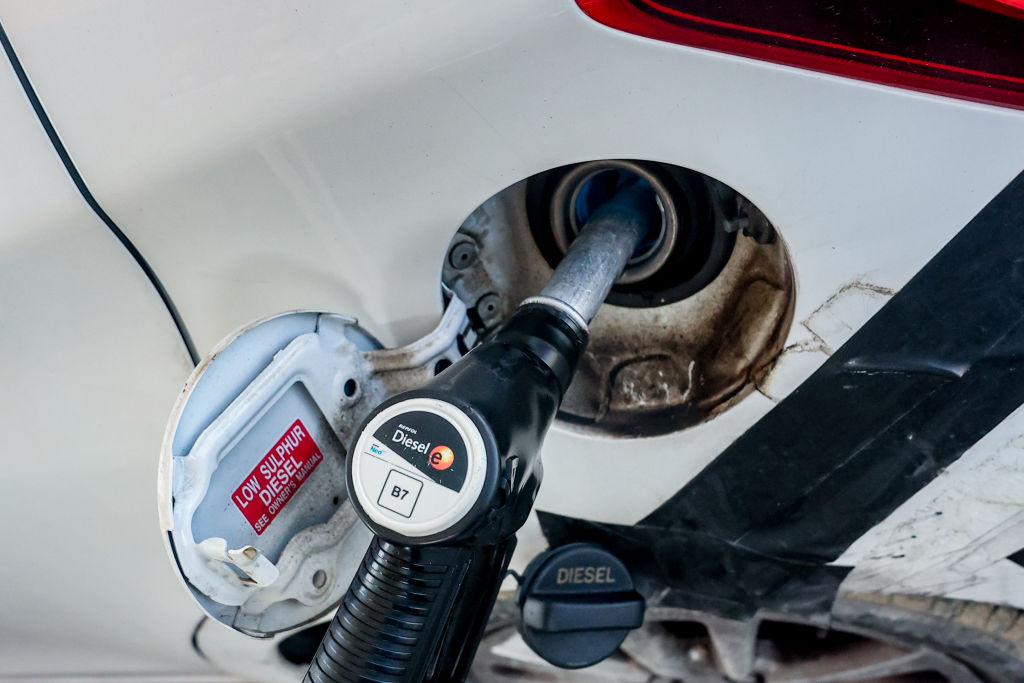 Gasoline And Diesel Prices Drop At The Beginning Of The Long Weekend Of The Constitution Day.
