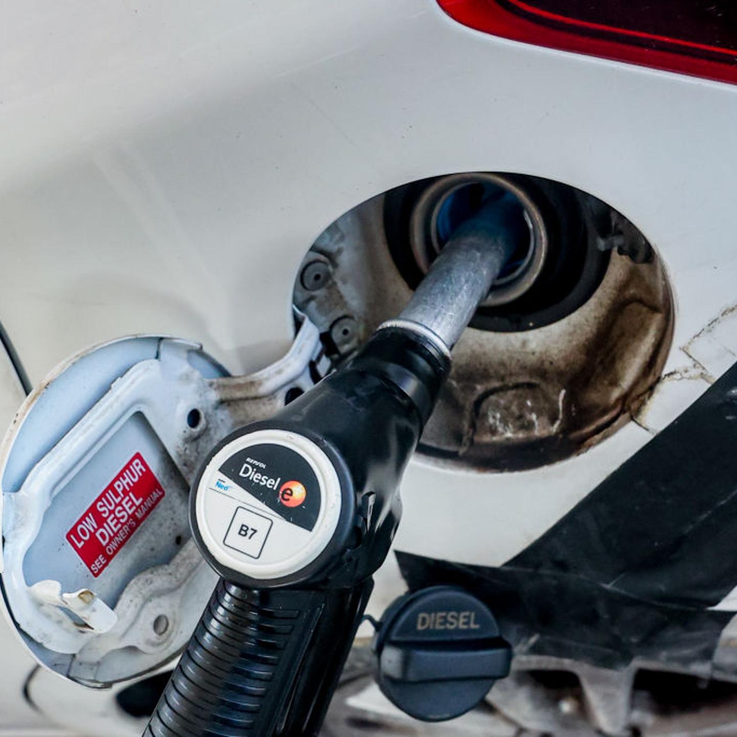 Gasoline And Diesel Prices Drop At The Beginning Of The Long Weekend Of The Constitution Day.