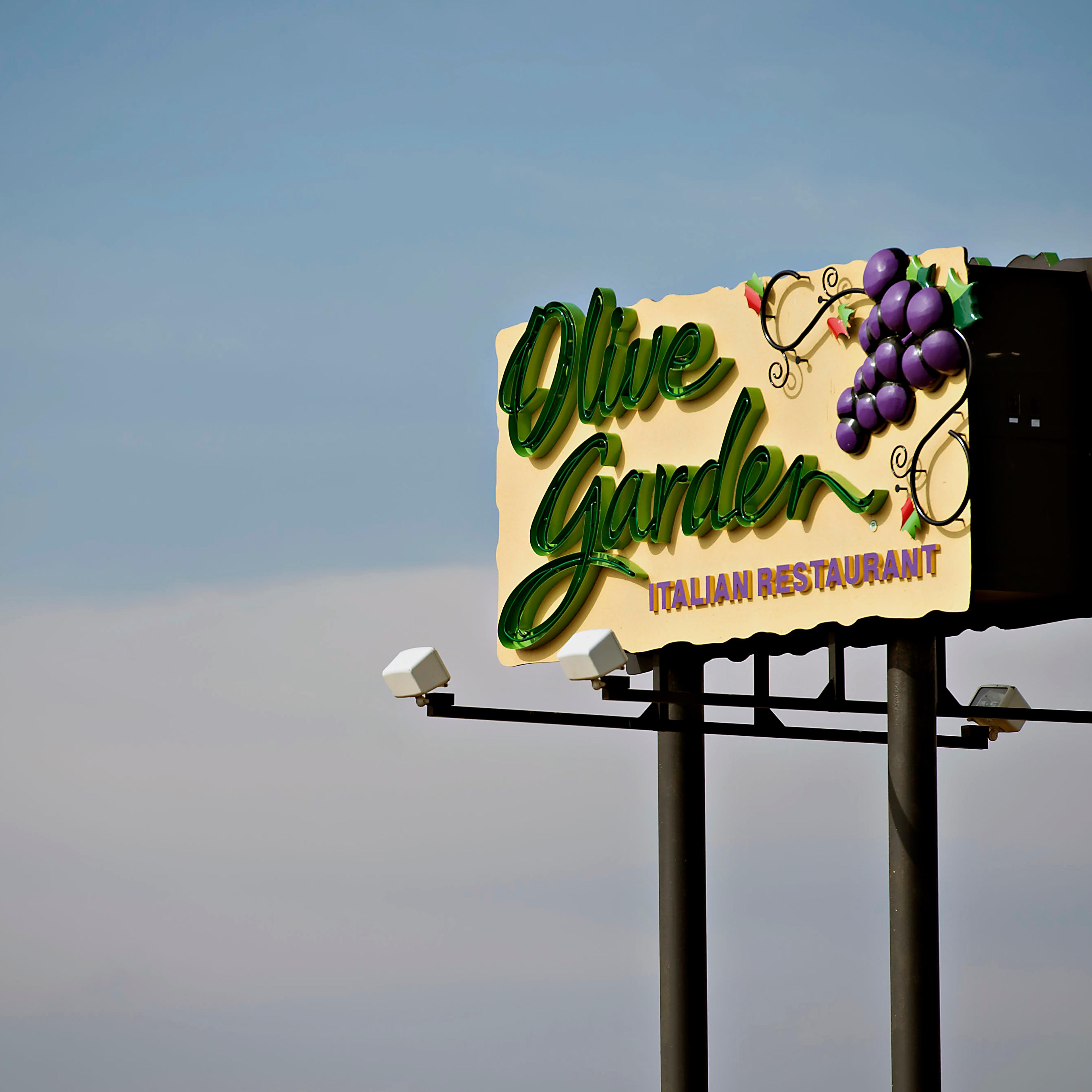 Olive Garden Defends Free Breadsticks Deal Against Investor Complaints